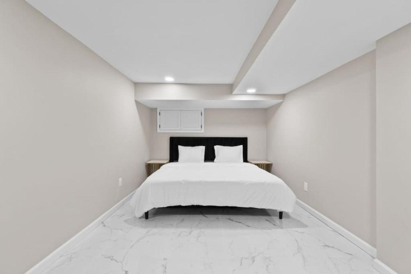 Lux White Marble Retreat Near Nyc Holiday home *