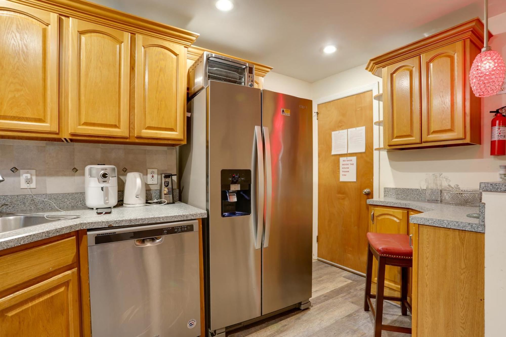 With Deck And Fire Pit, 16 Mi To Nyc! Holiday home Newark