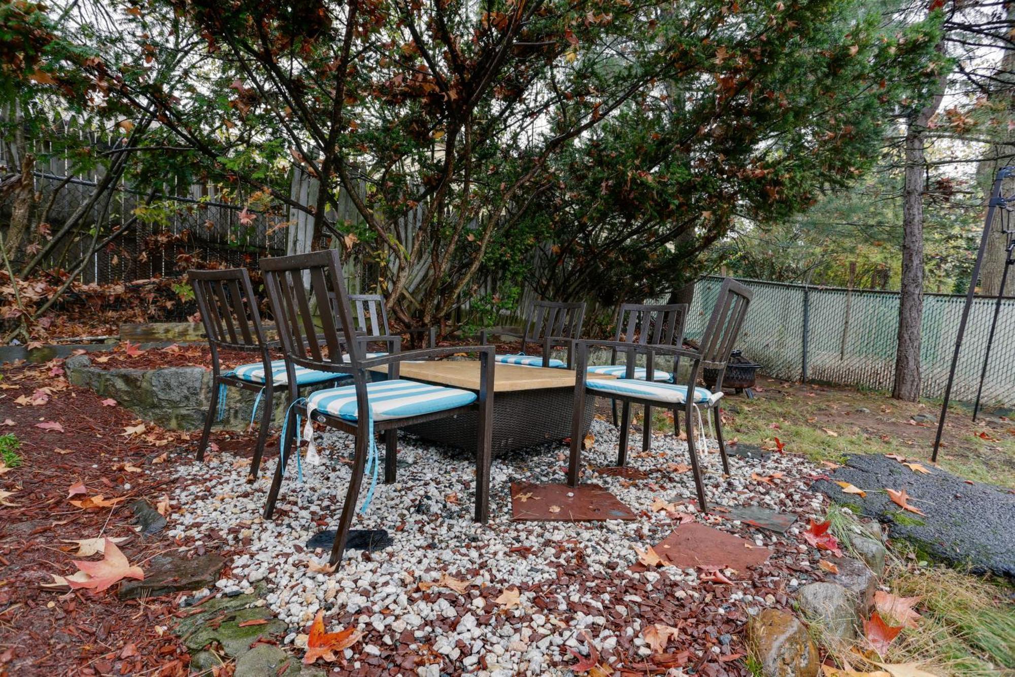 With Deck And Fire Pit, 16 Mi To Nyc! * Newark