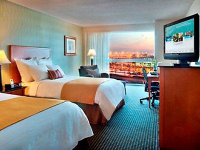 Renaissance Newark Airport 3*