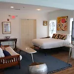 Tavern On The Bay Hotel - Frank Sinatra Suite