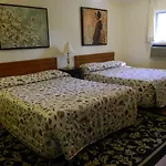 Twin Oaks Motel