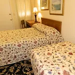 Twin Oaks Motel
