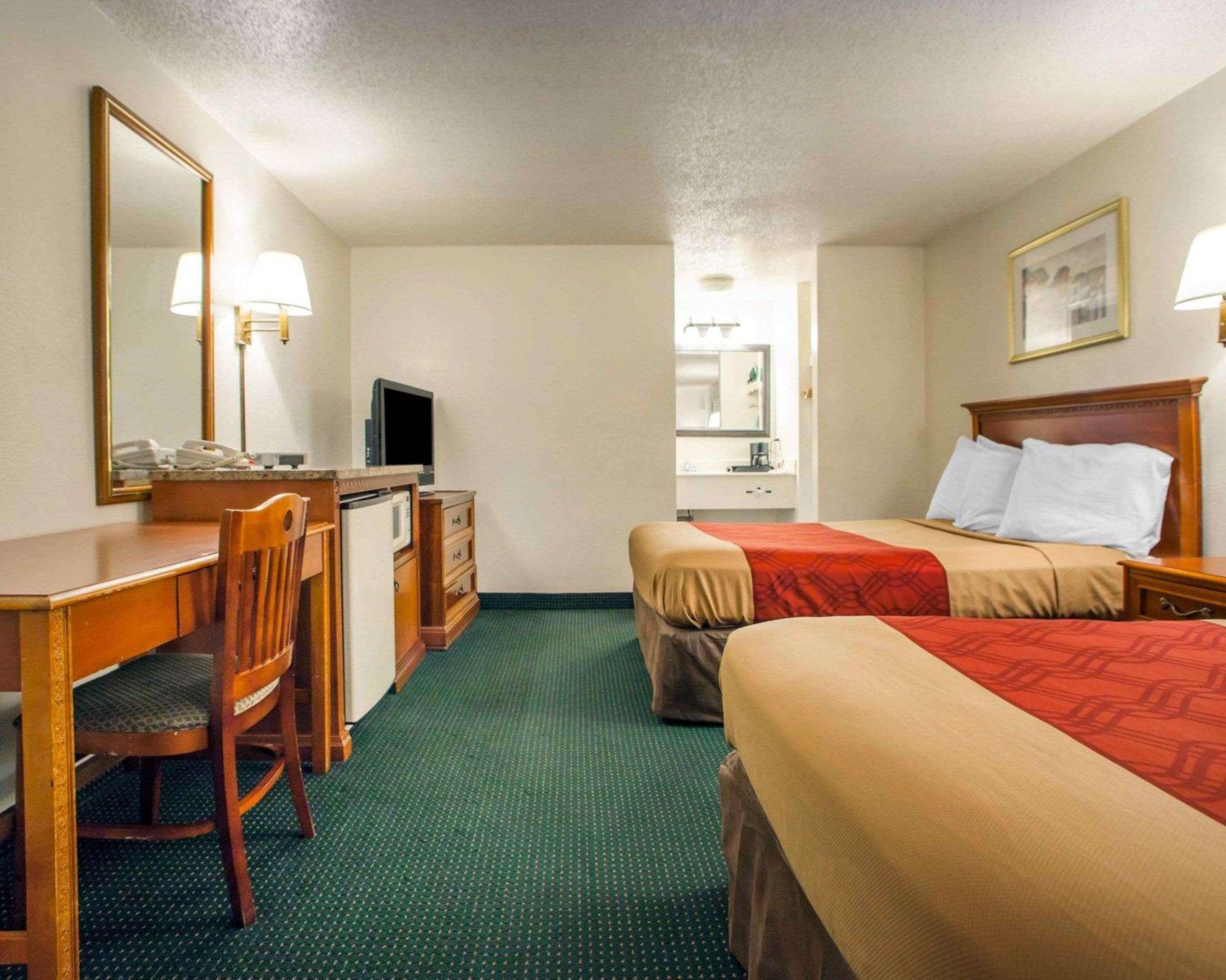 Econo Lodge *