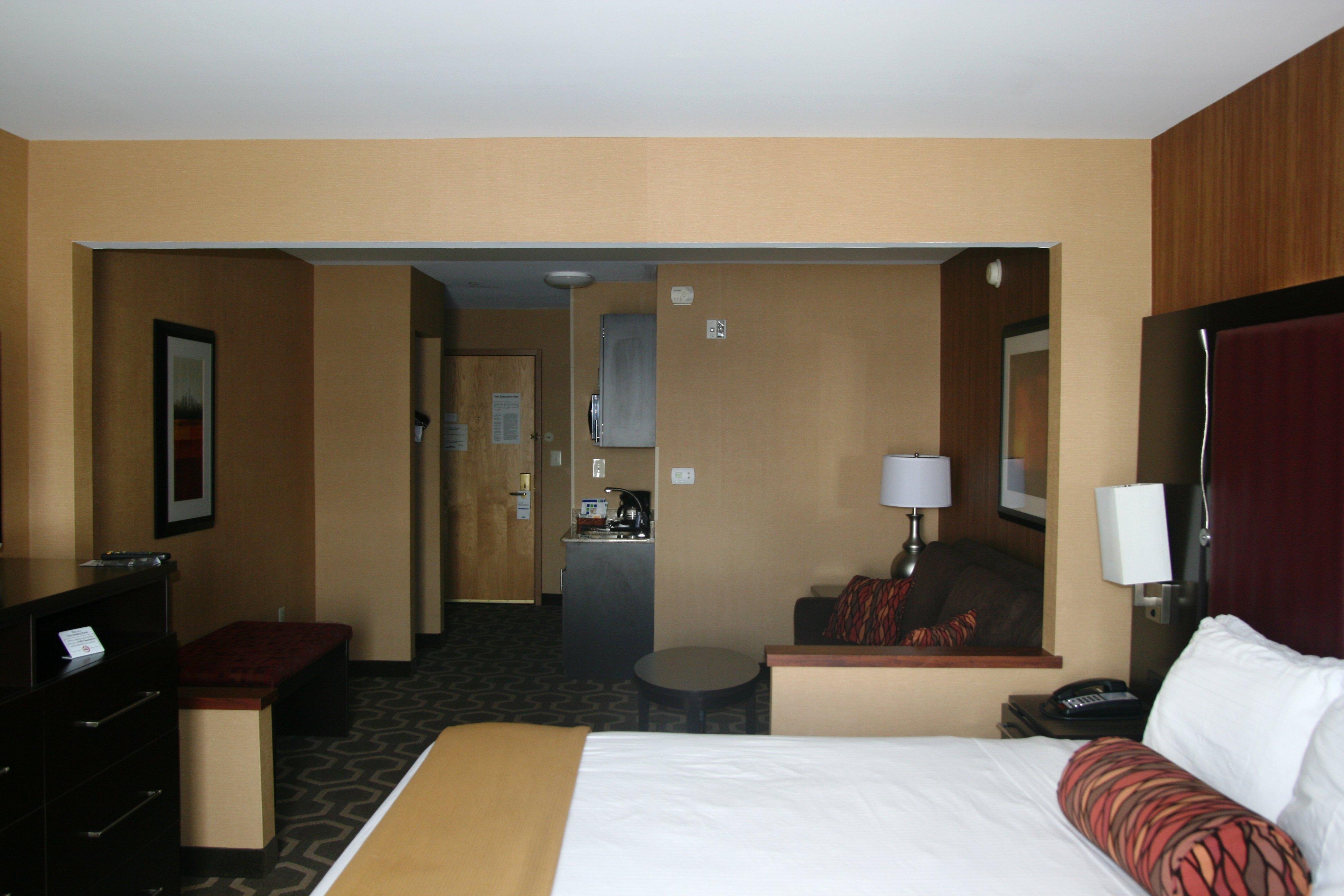Express & Millville By Ihg Hotel