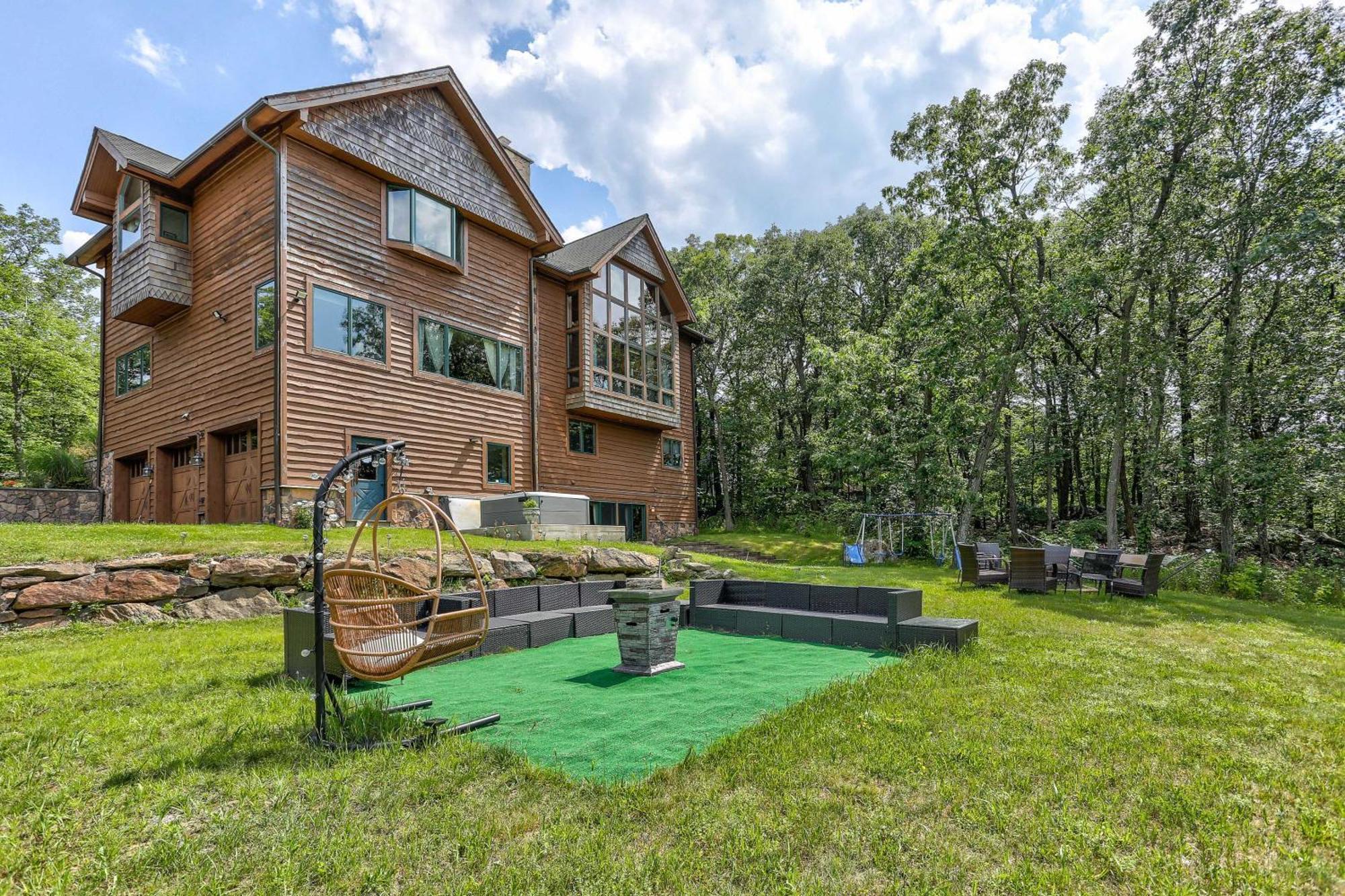 Secluded Mountain Firepits, Hot Tub, Sauna!