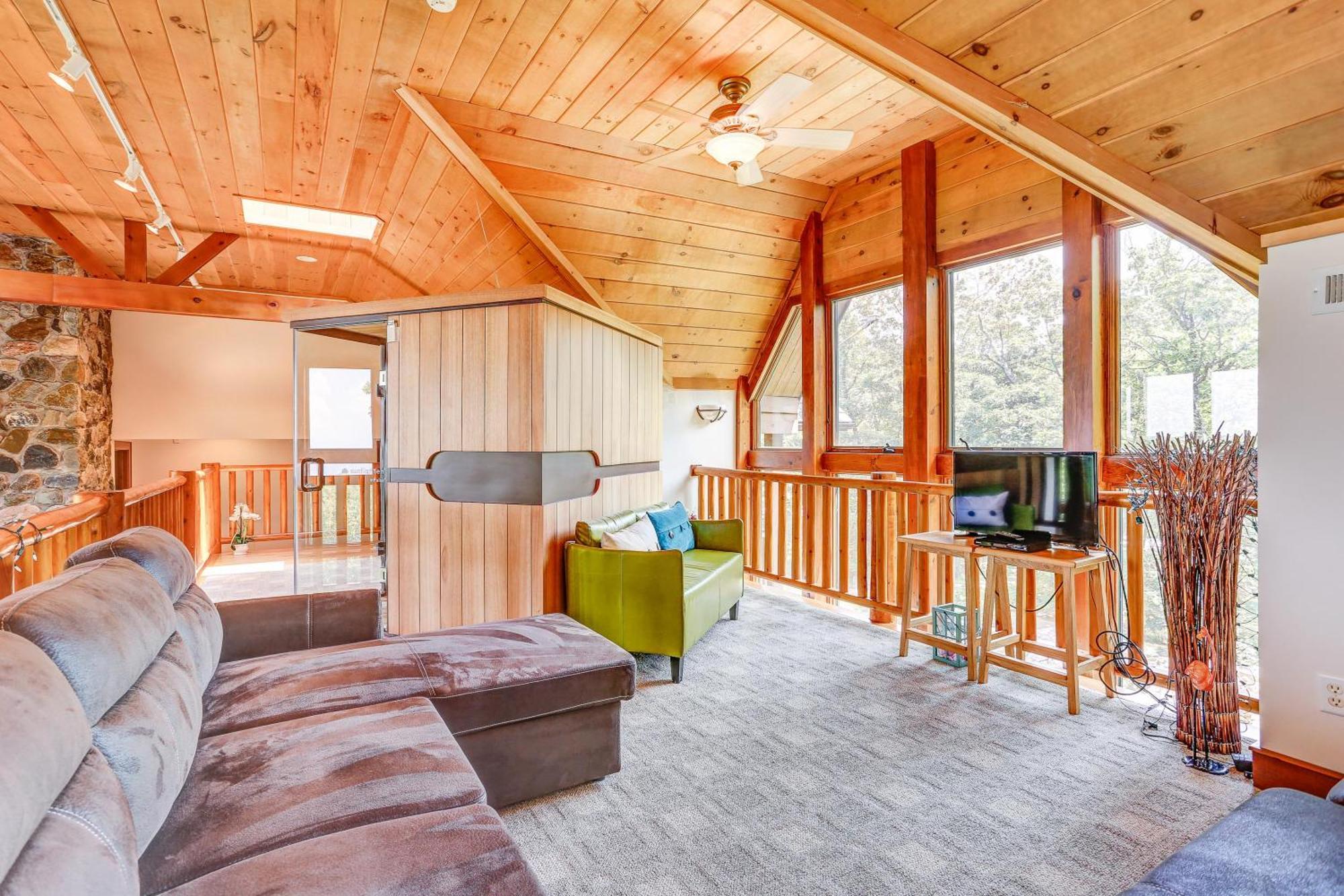 Secluded Mountain Firepits, Hot Tub, Sauna! *