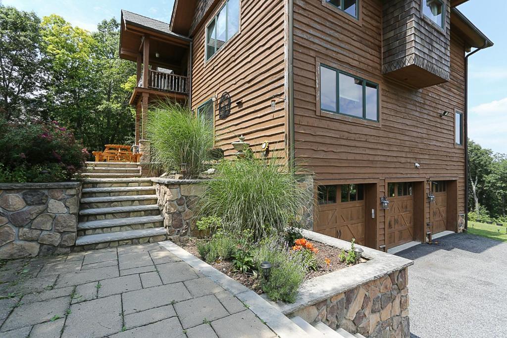 Secluded Mountain Firepits, Hot Tub, Sauna! Vernon