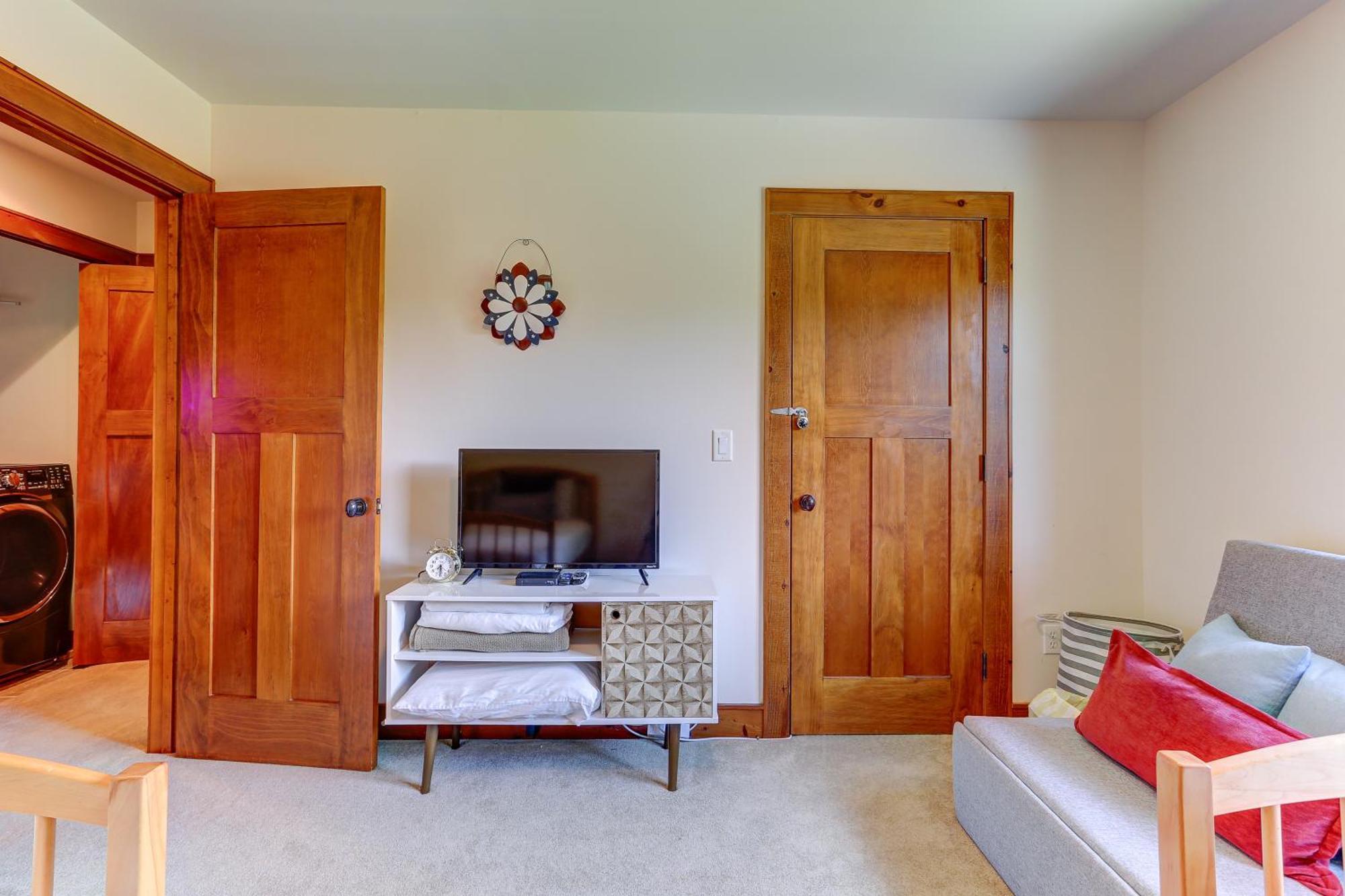 Secluded Mountain Firepits, Hot Tub, Sauna! Holiday home