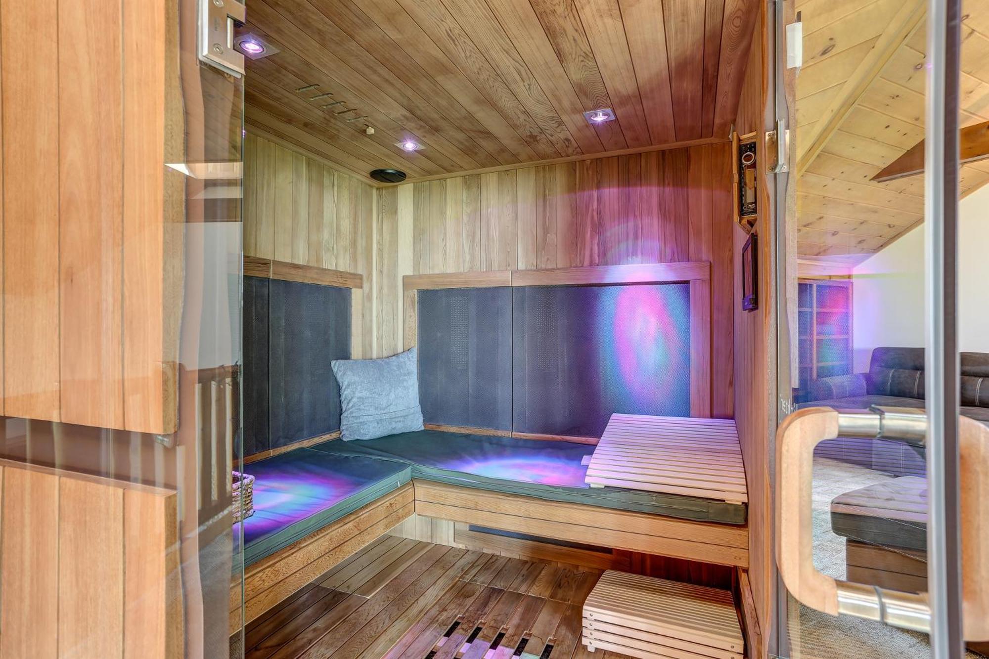 Secluded Mountain Firepits, Hot Tub, Sauna!