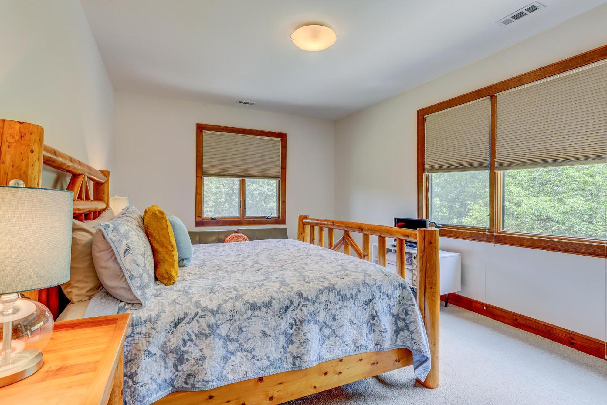 Secluded Mountain Firepits, Hot Tub, Sauna! Holiday home Vernon