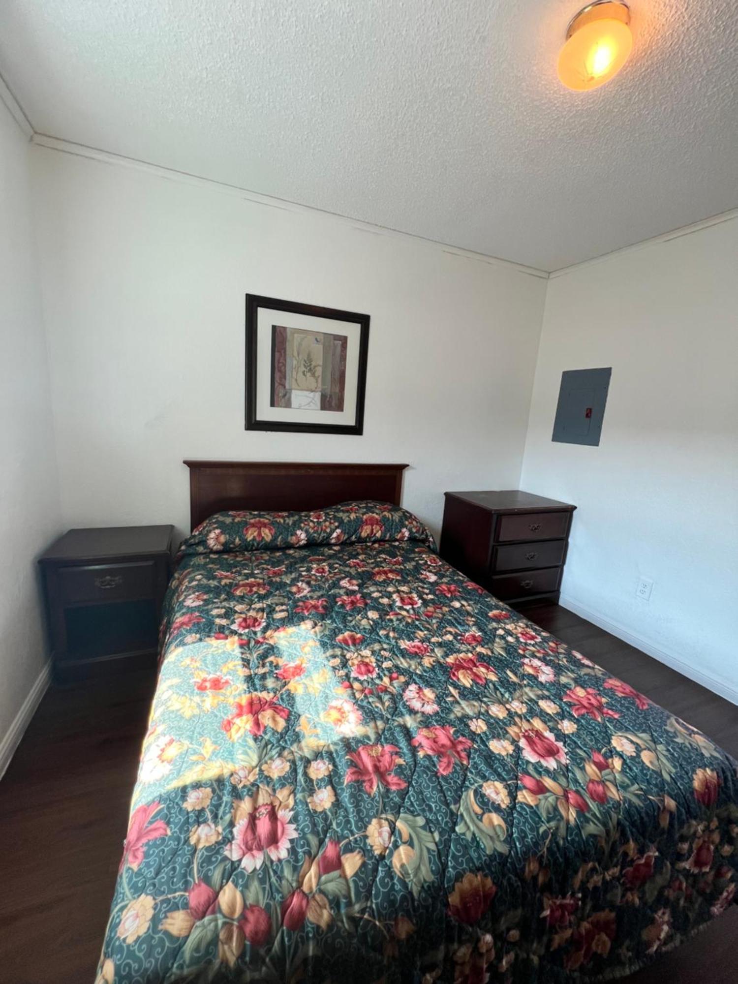 Apartment Shore - 52 - 406 Porter Avenue *