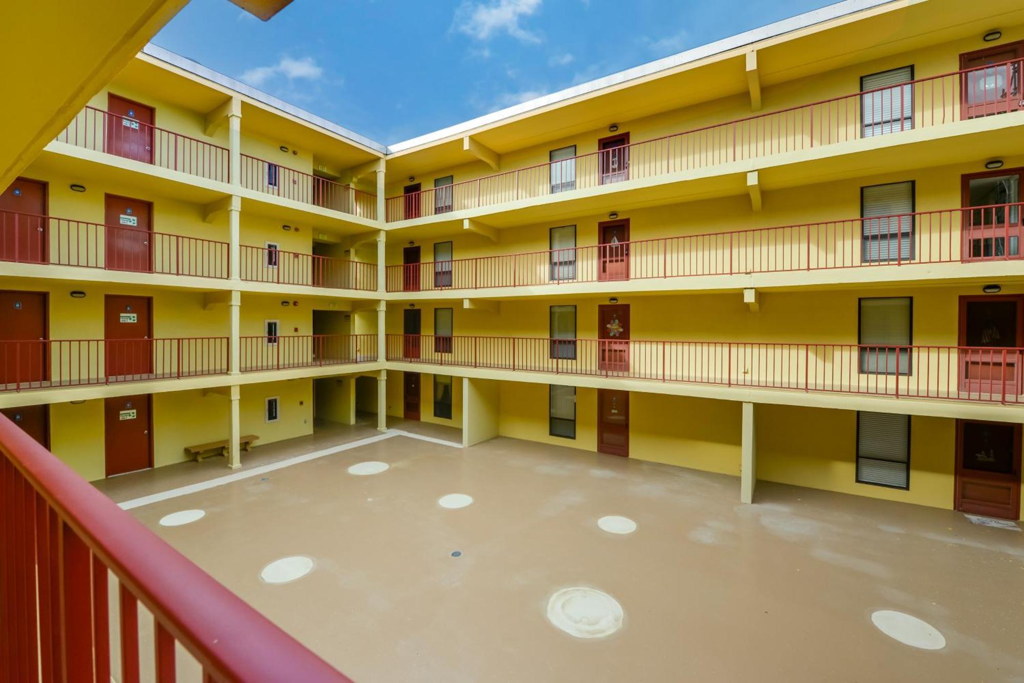 Apartment Beautiful With Patio And Access
