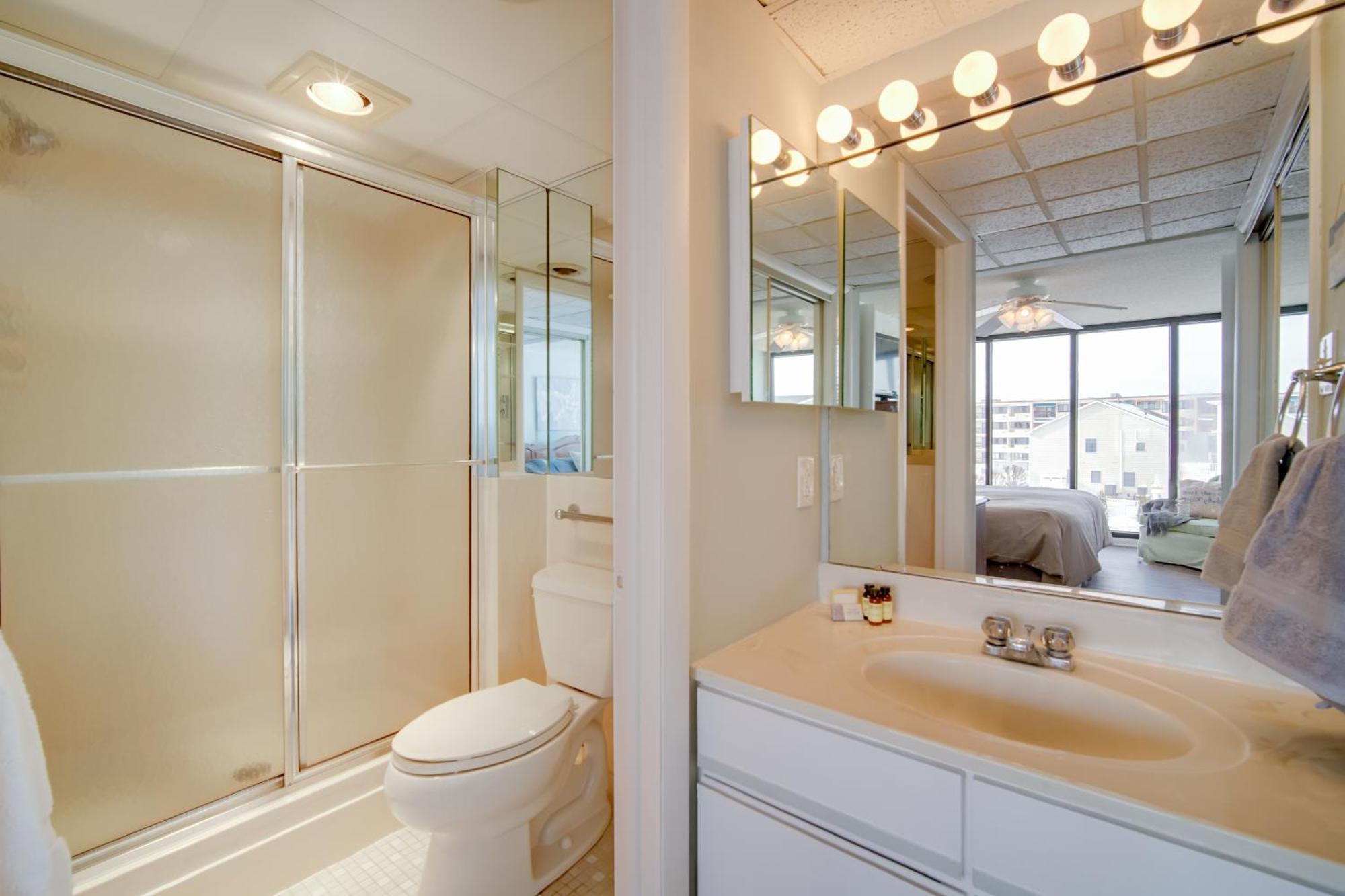 Beautiful With Patio And Access