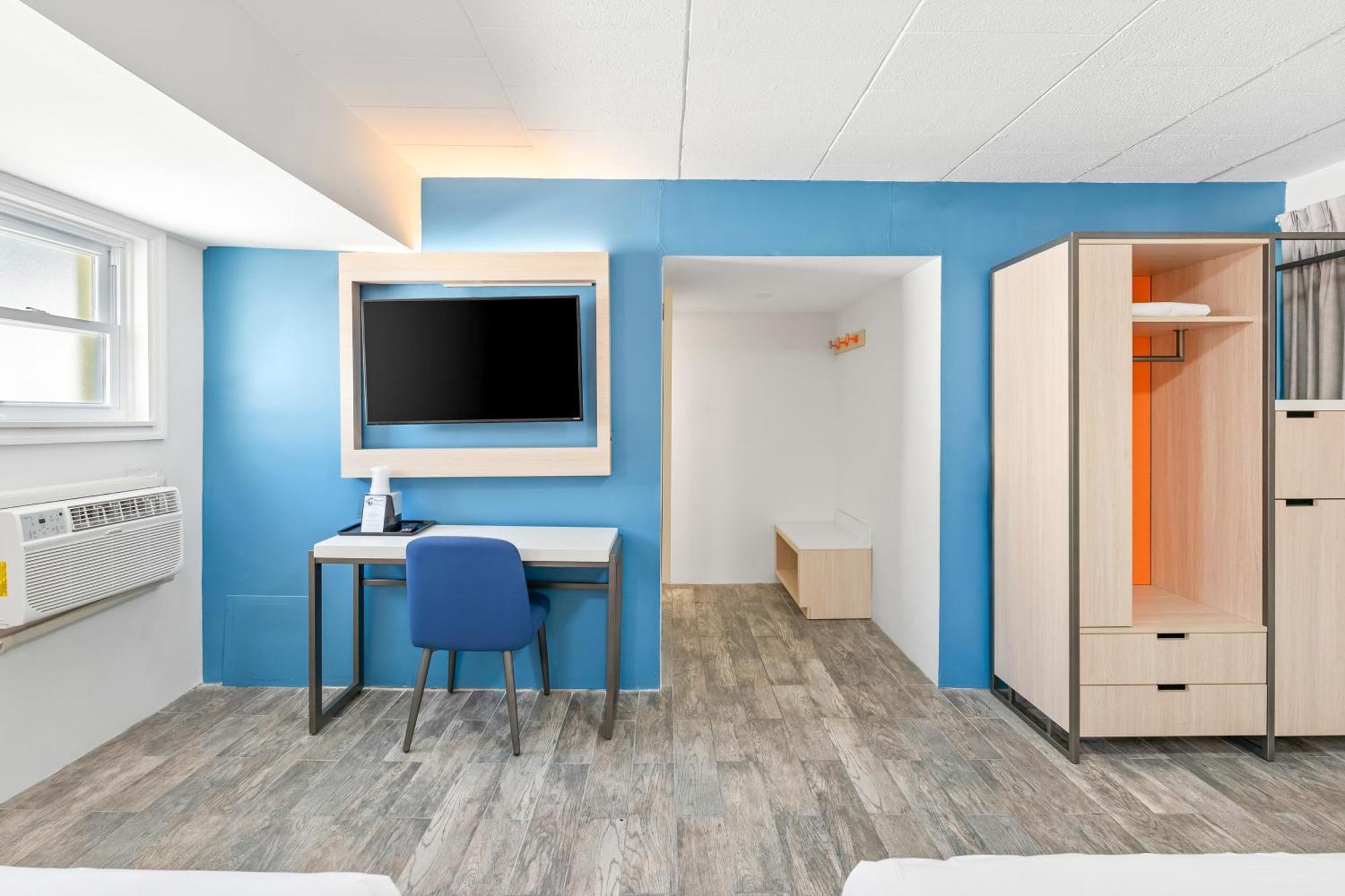Tropicana Motel 2*