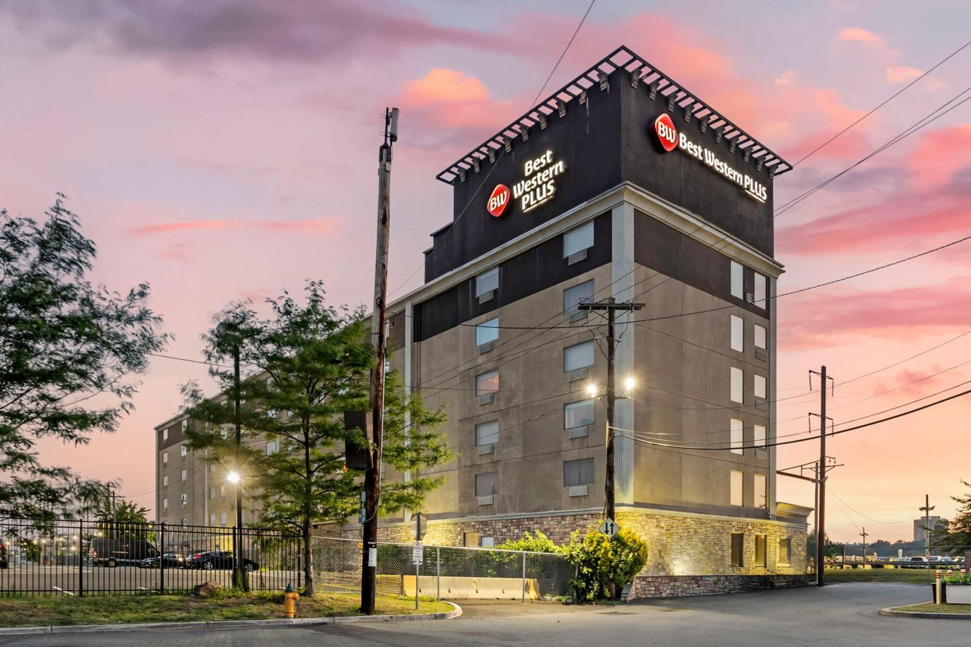 Western Airport West Hotel
