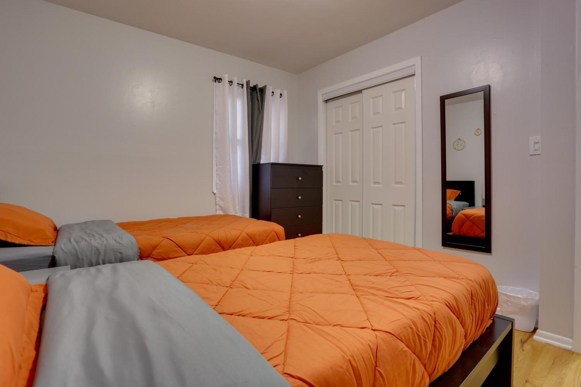 Ideally Located Home, 8 Mi To Nyc Holiday home *
