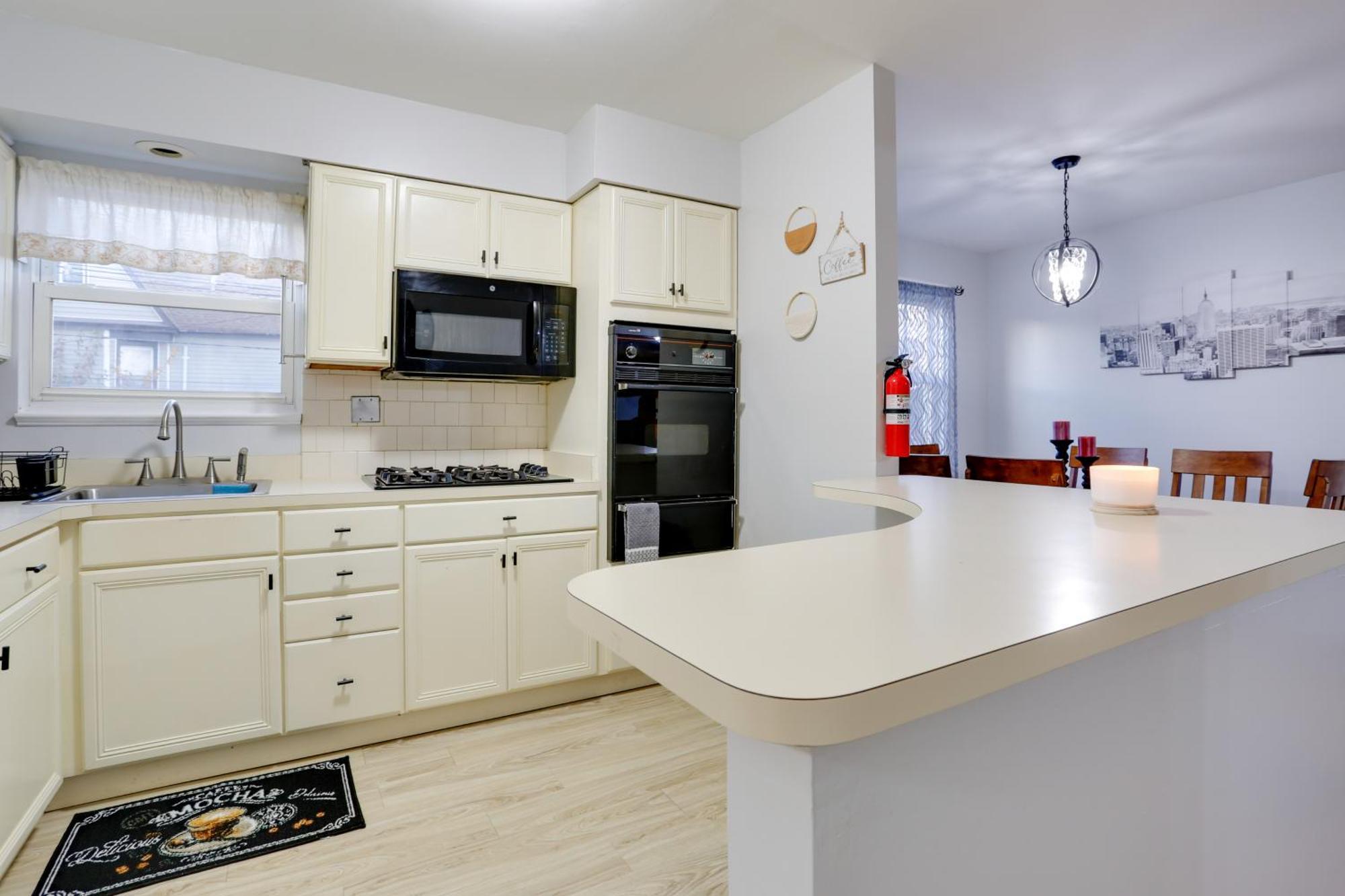 Ideally Located Home, 8 Mi To Nyc
