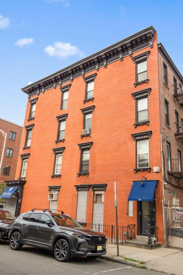15 Min Train To Manhattan Full Kitchen Apartment *
