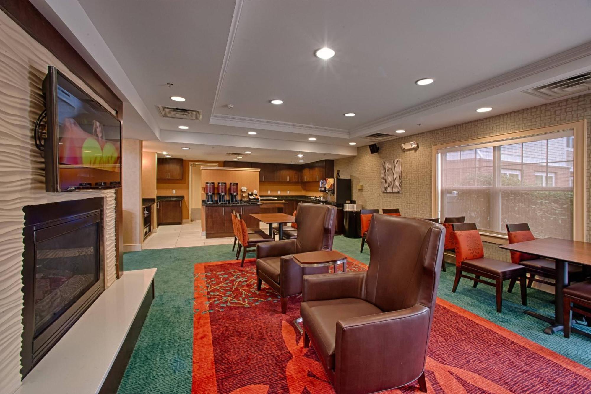 Hotel At Gateway Center 3*