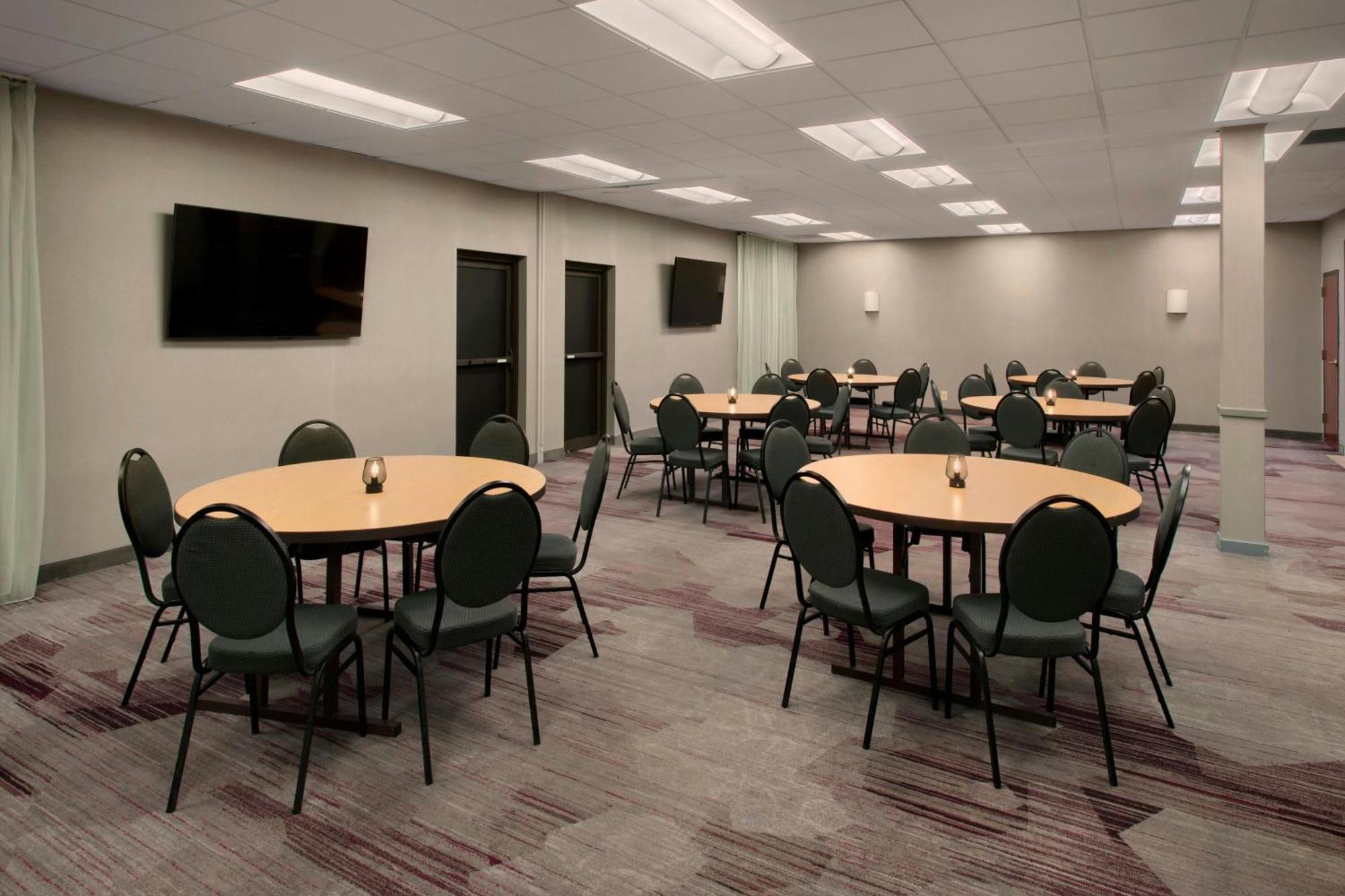 Courtyard By Marriott Mt. Laurel Hotel
