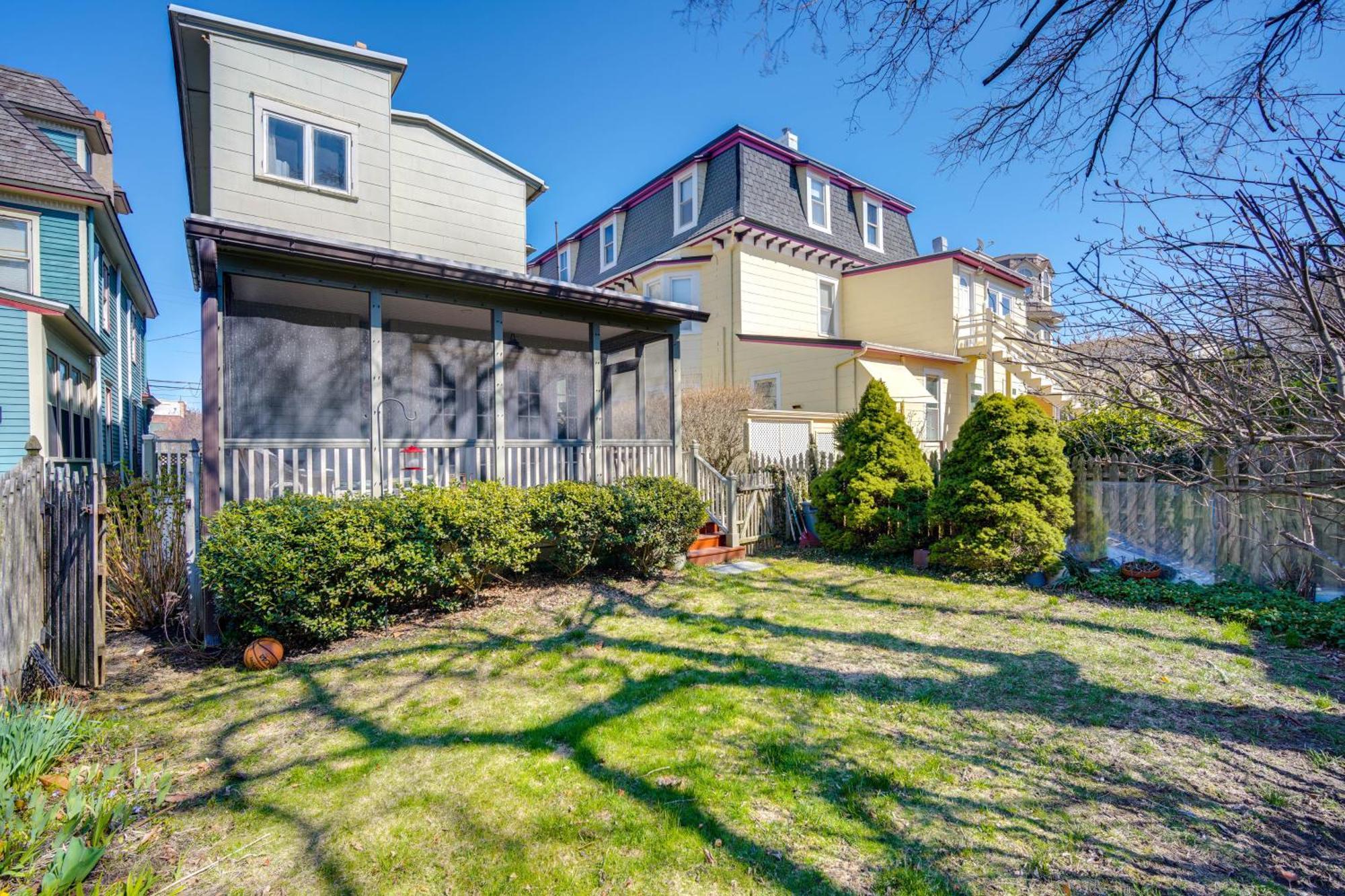 Walk To Cape With Screened Patio! *