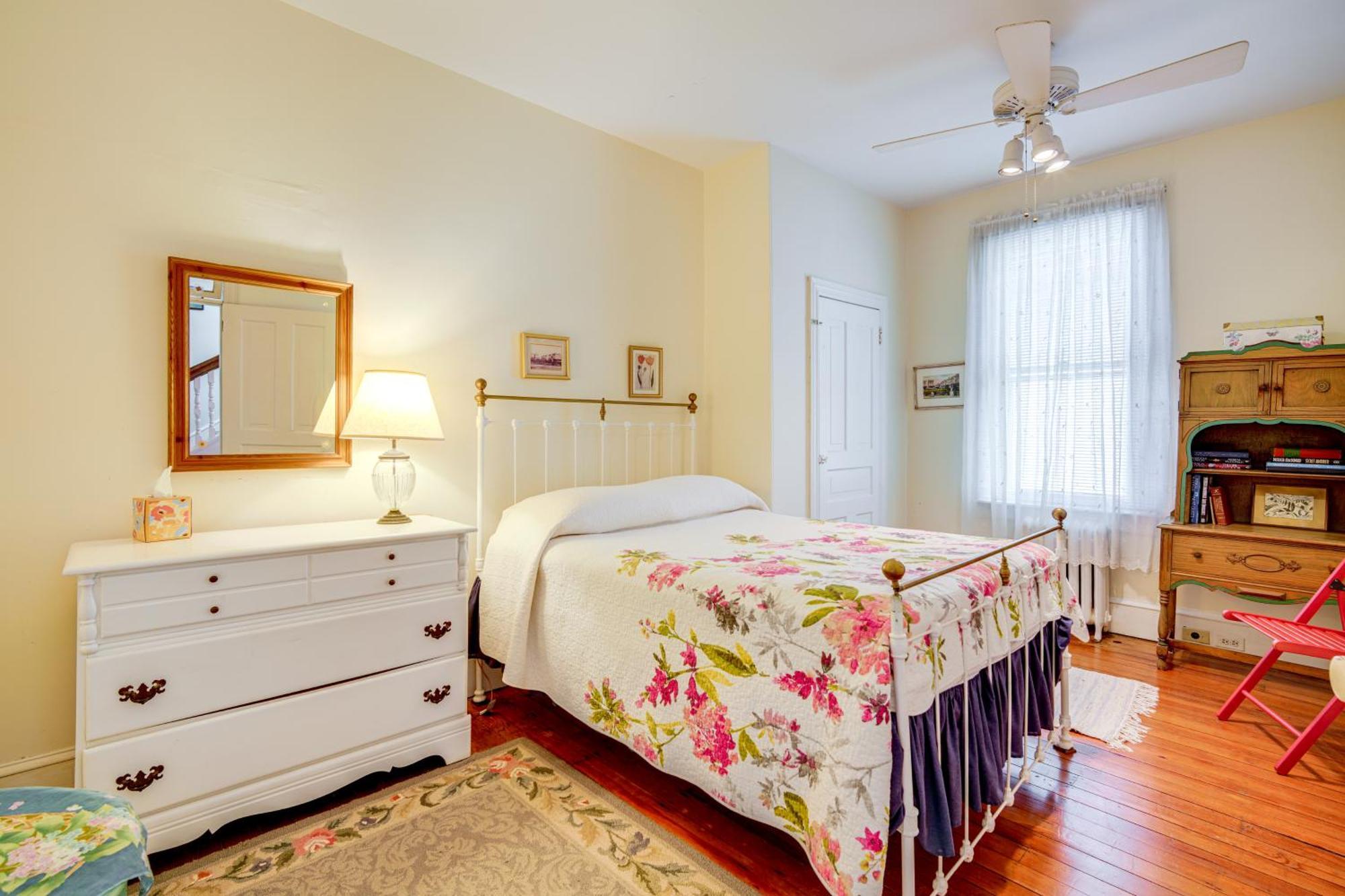Walk To Cape With Screened Patio! * Cape May