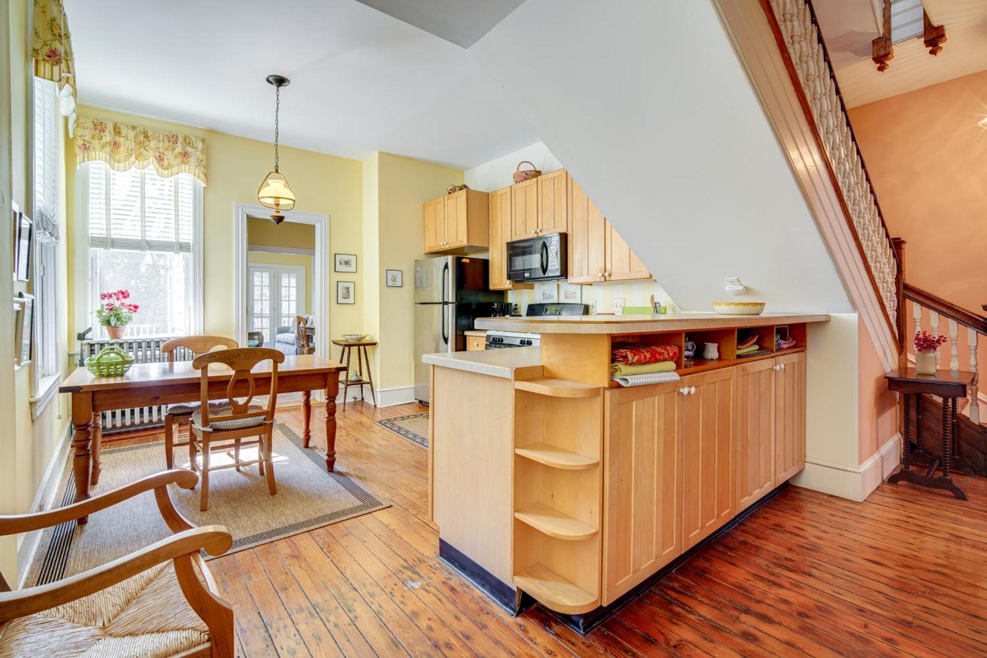 Walk To Cape With Screened Patio!