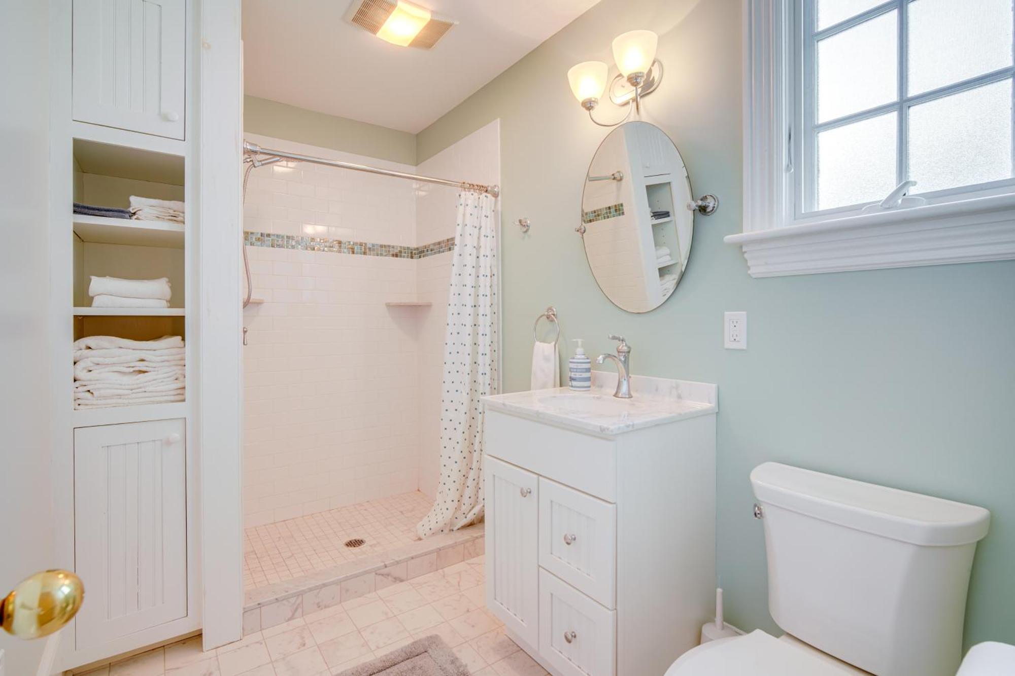 Walk To Cape With Screened Patio! Holiday home Cape May