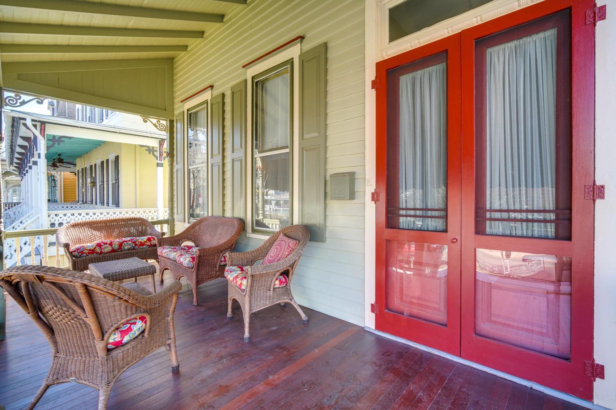 Walk To Cape With Screened Patio! *