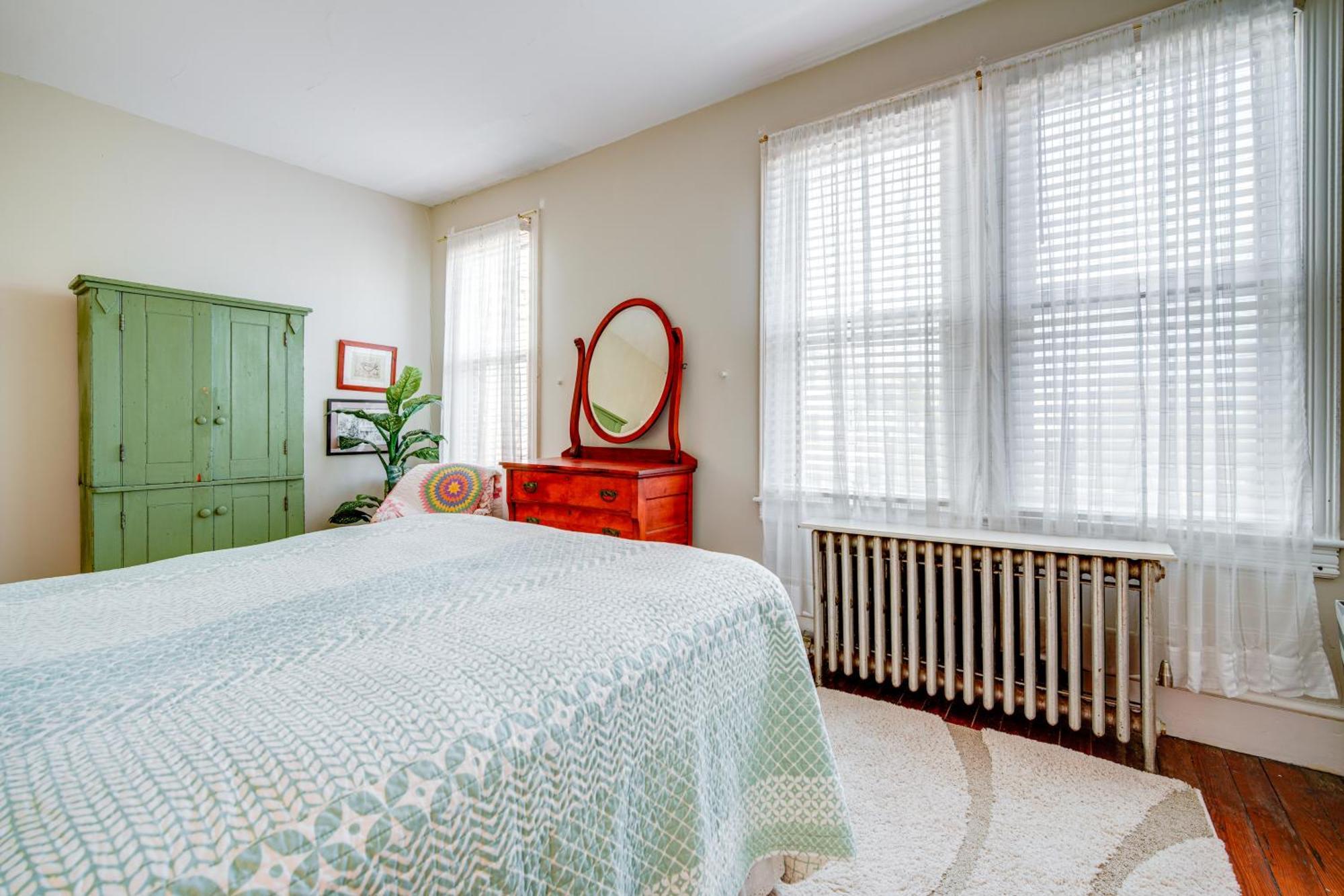 Walk To Cape With Screened Patio! Holiday home