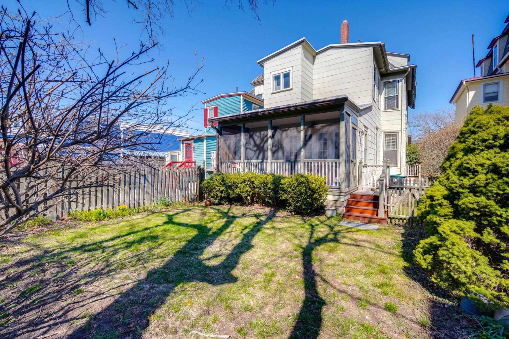 Walk To Cape With Screened Patio! Holiday home
