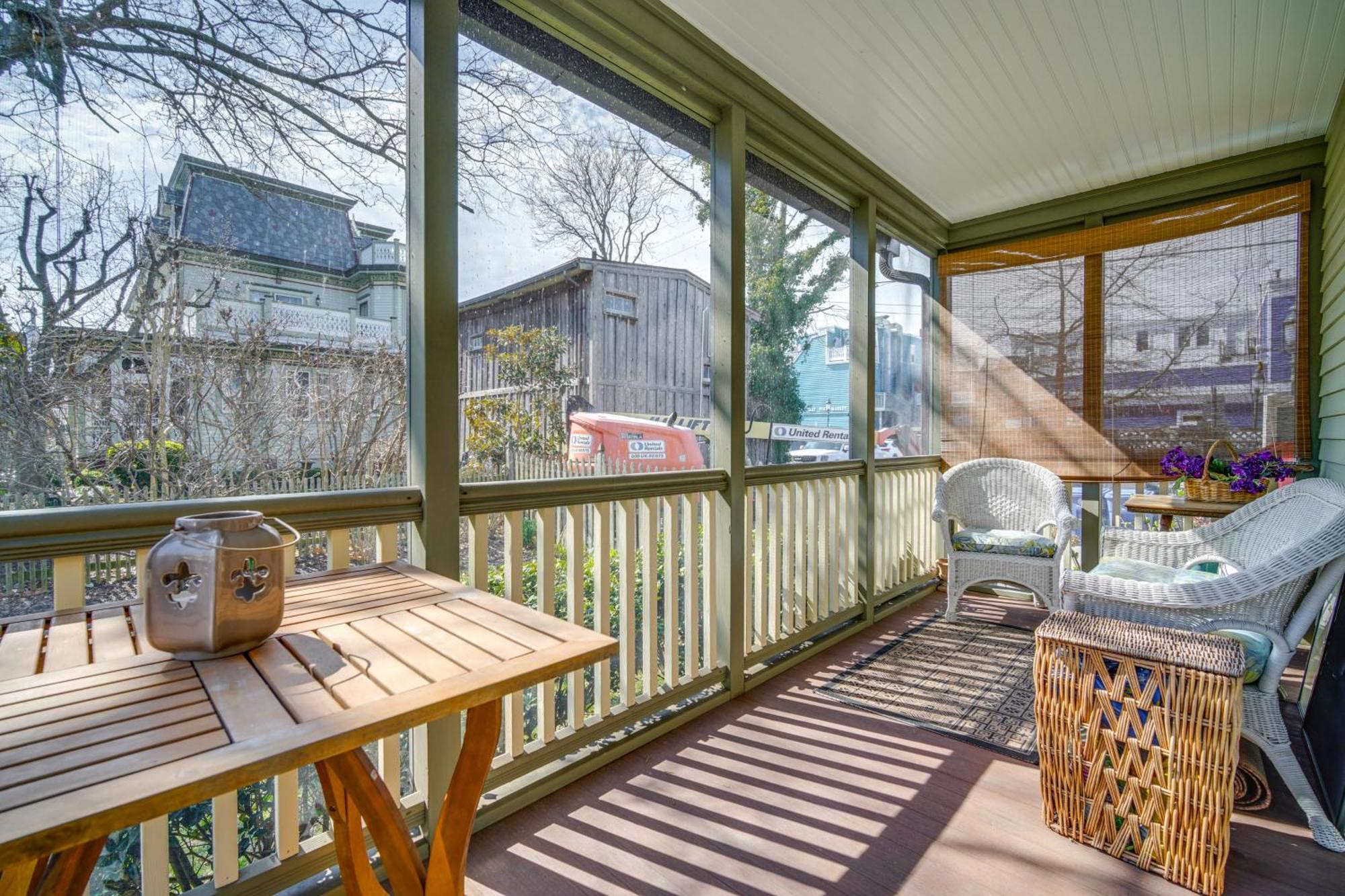 Walk To Cape With Screened Patio! *