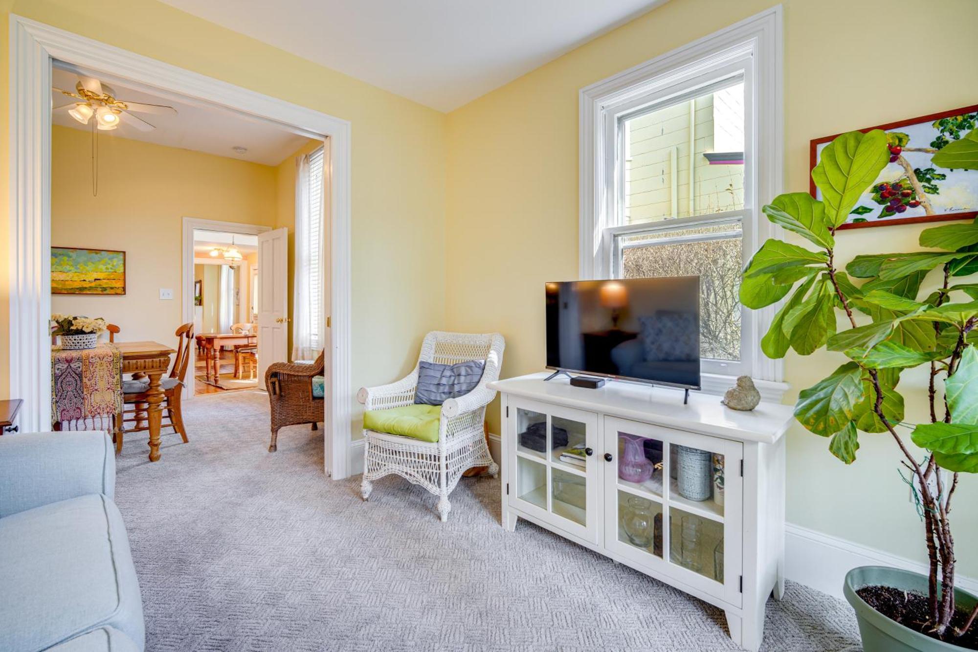 Walk To Cape With Screened Patio! Holiday home