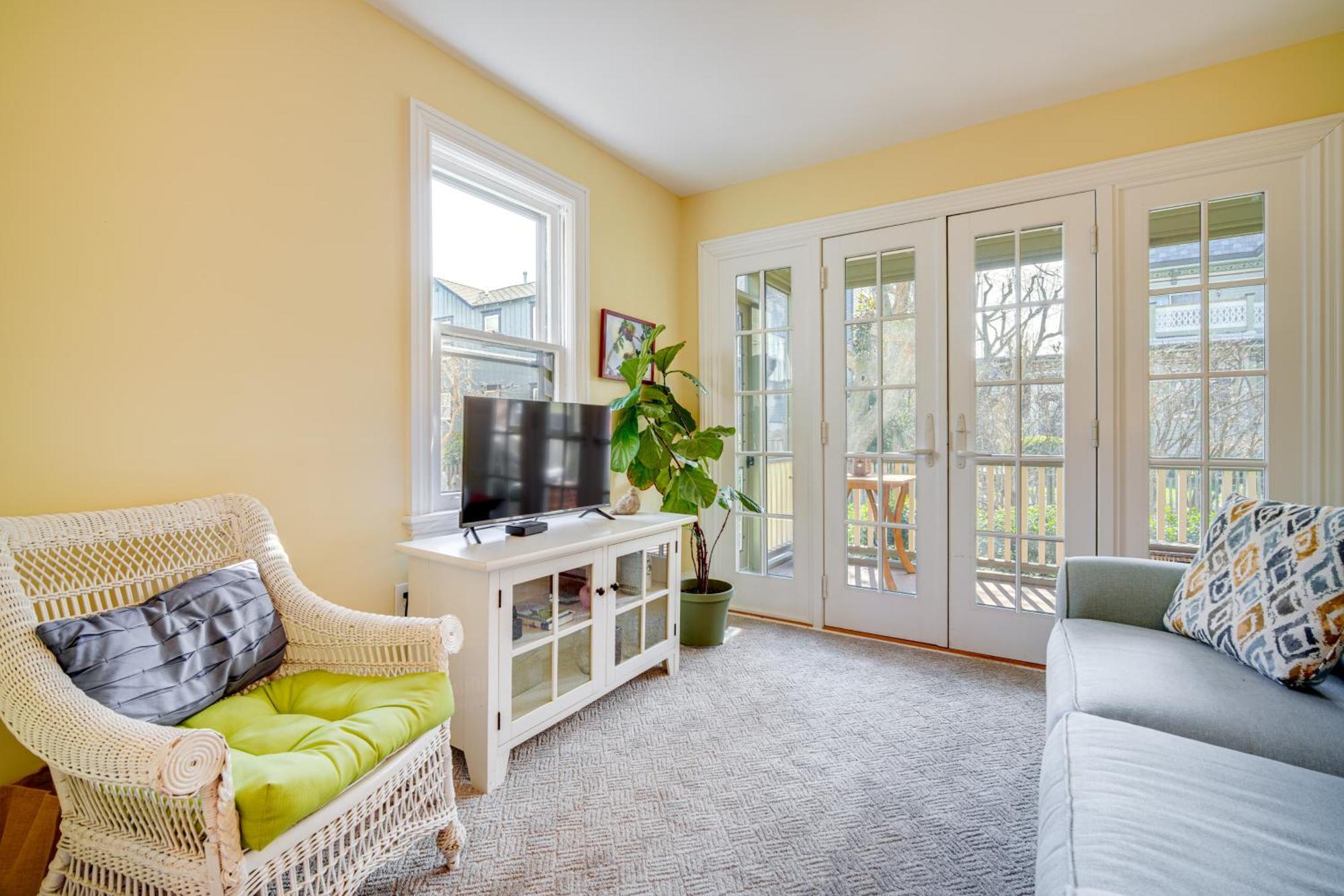 Walk To Cape With Screened Patio! Holiday home *