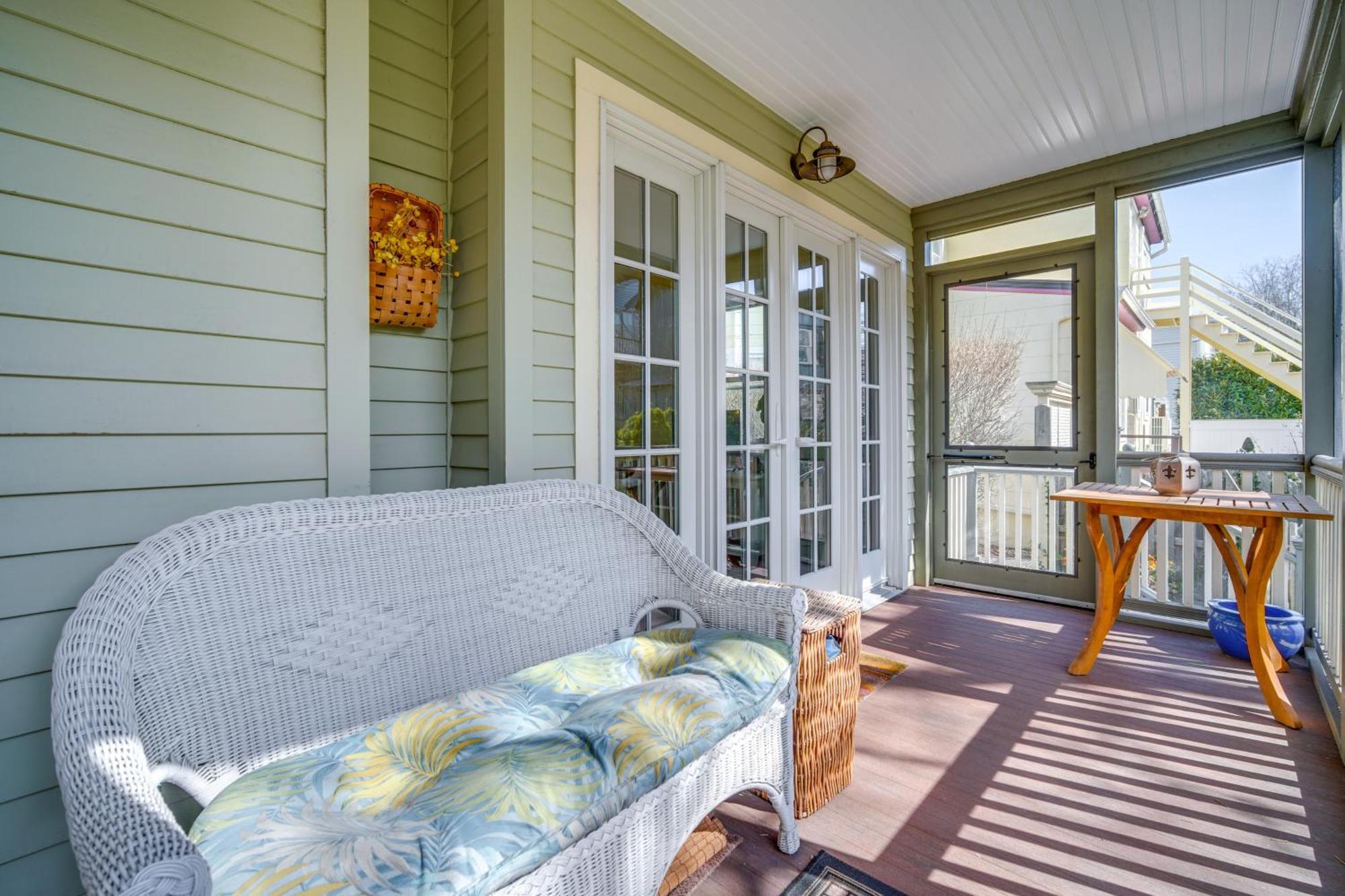 Walk To Cape With Screened Patio! *