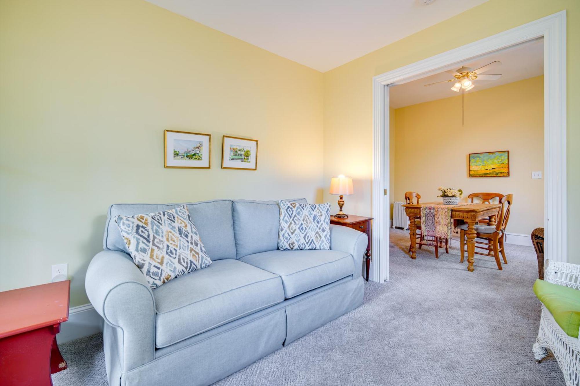 Walk To Cape With Screened Patio! *
