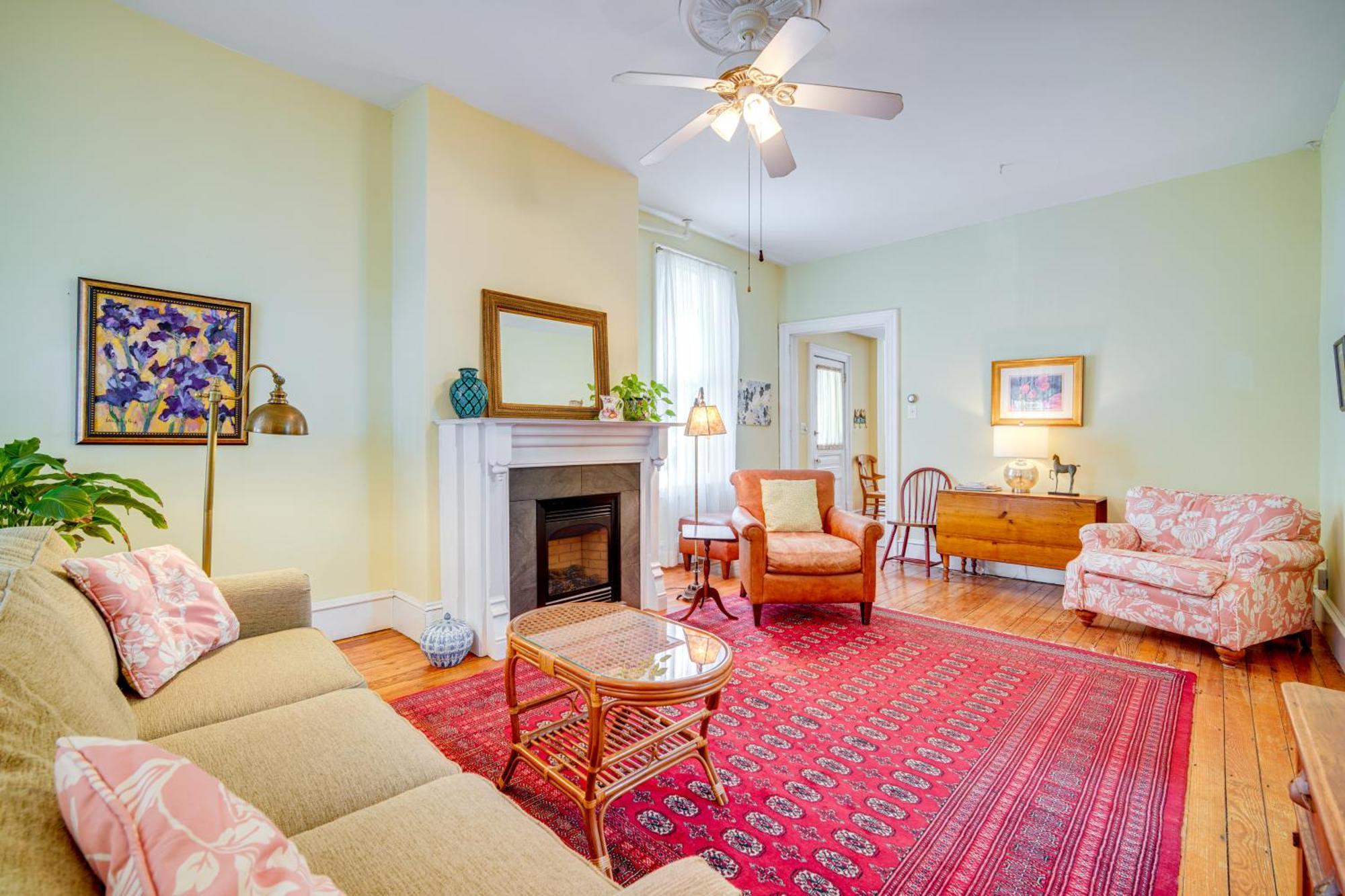 Walk To Cape With Screened Patio! Cape May