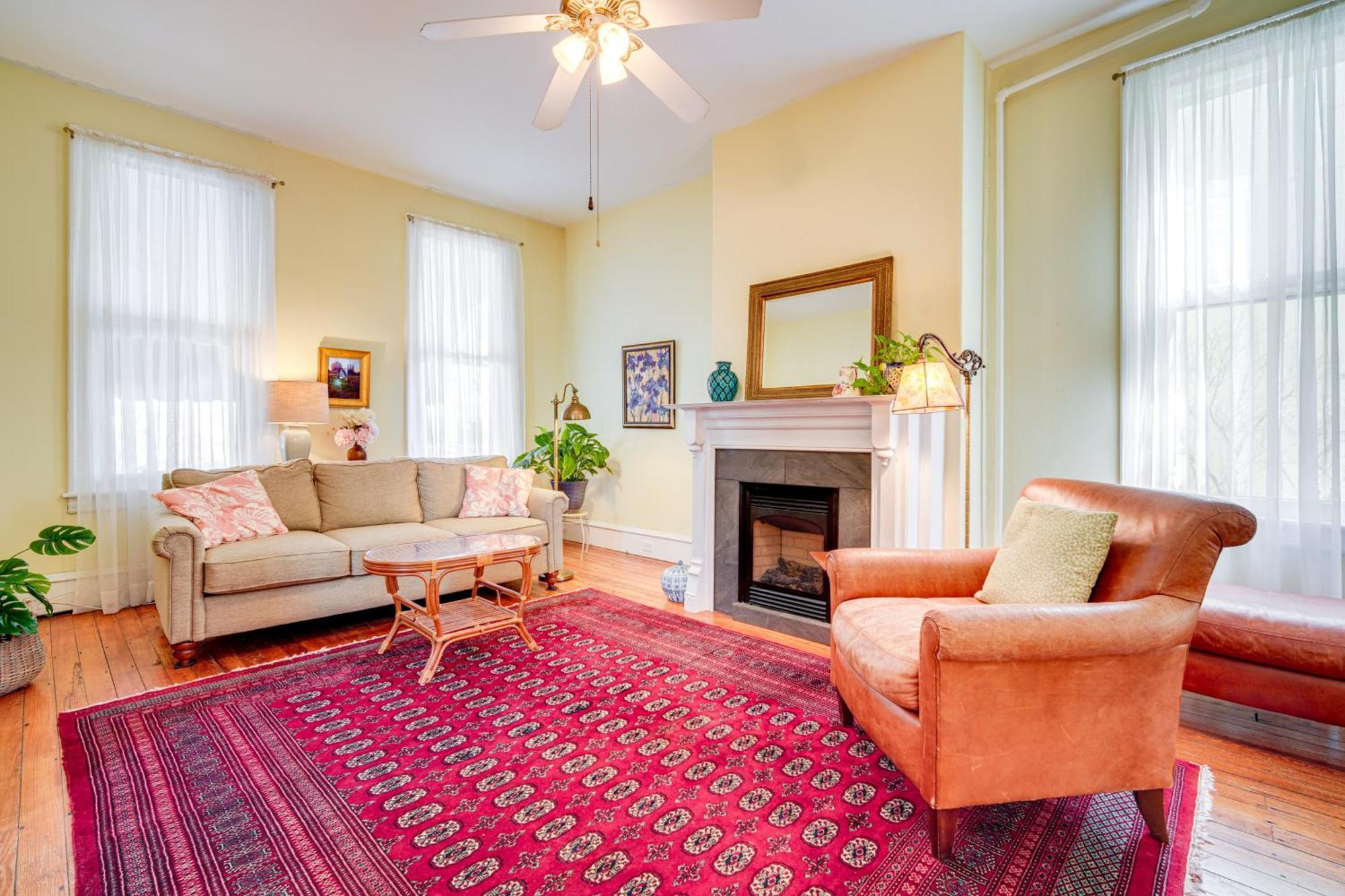 Walk To Cape With Screened Patio! *