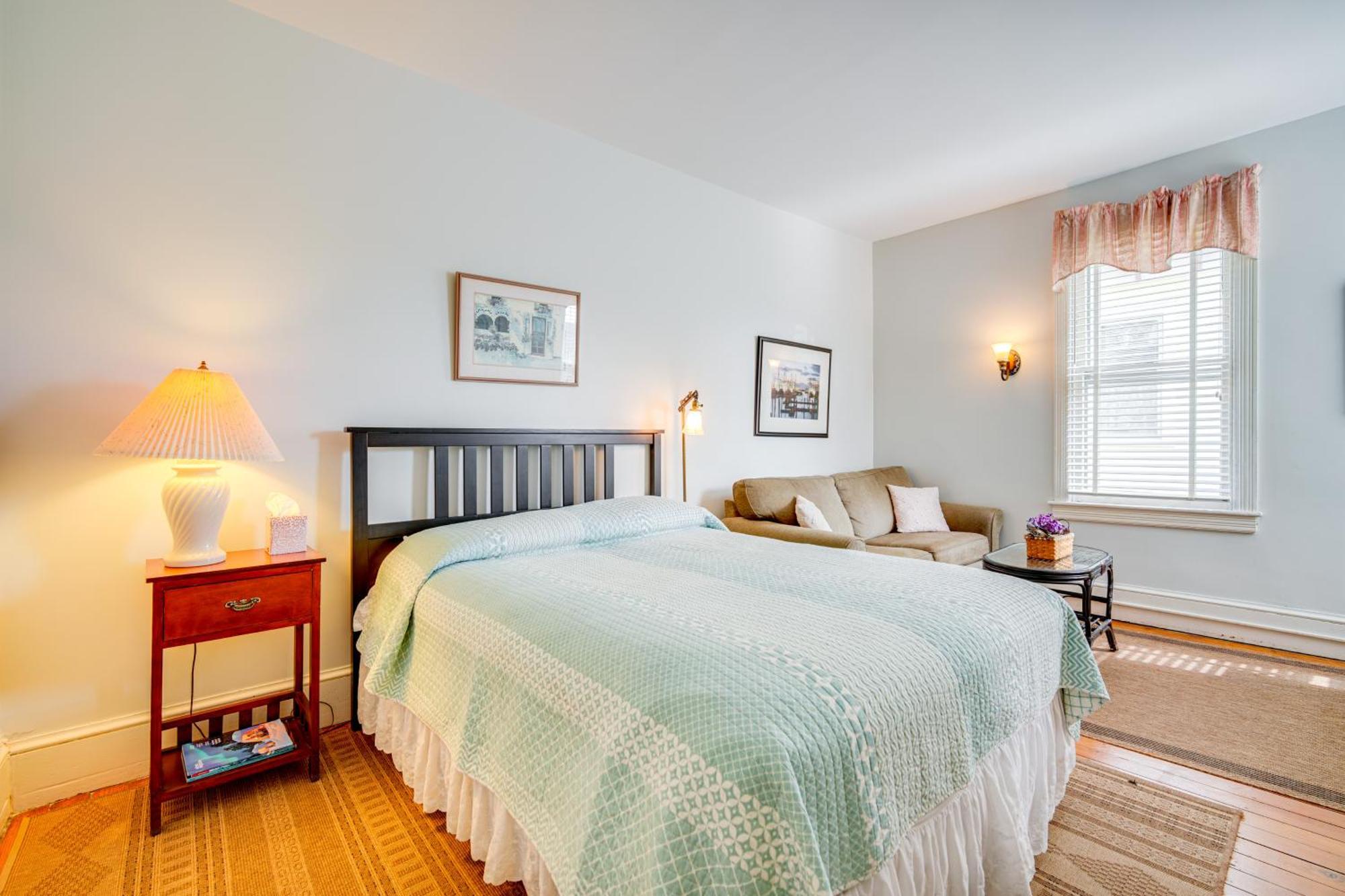 Walk To Cape With Screened Patio! Cape May