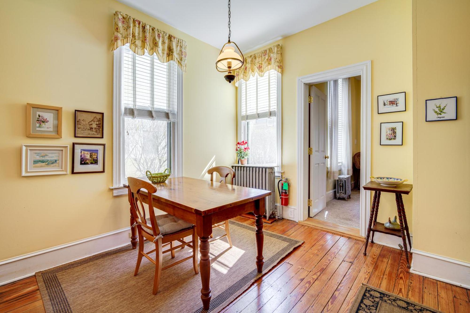 Walk To Cape With Screened Patio!