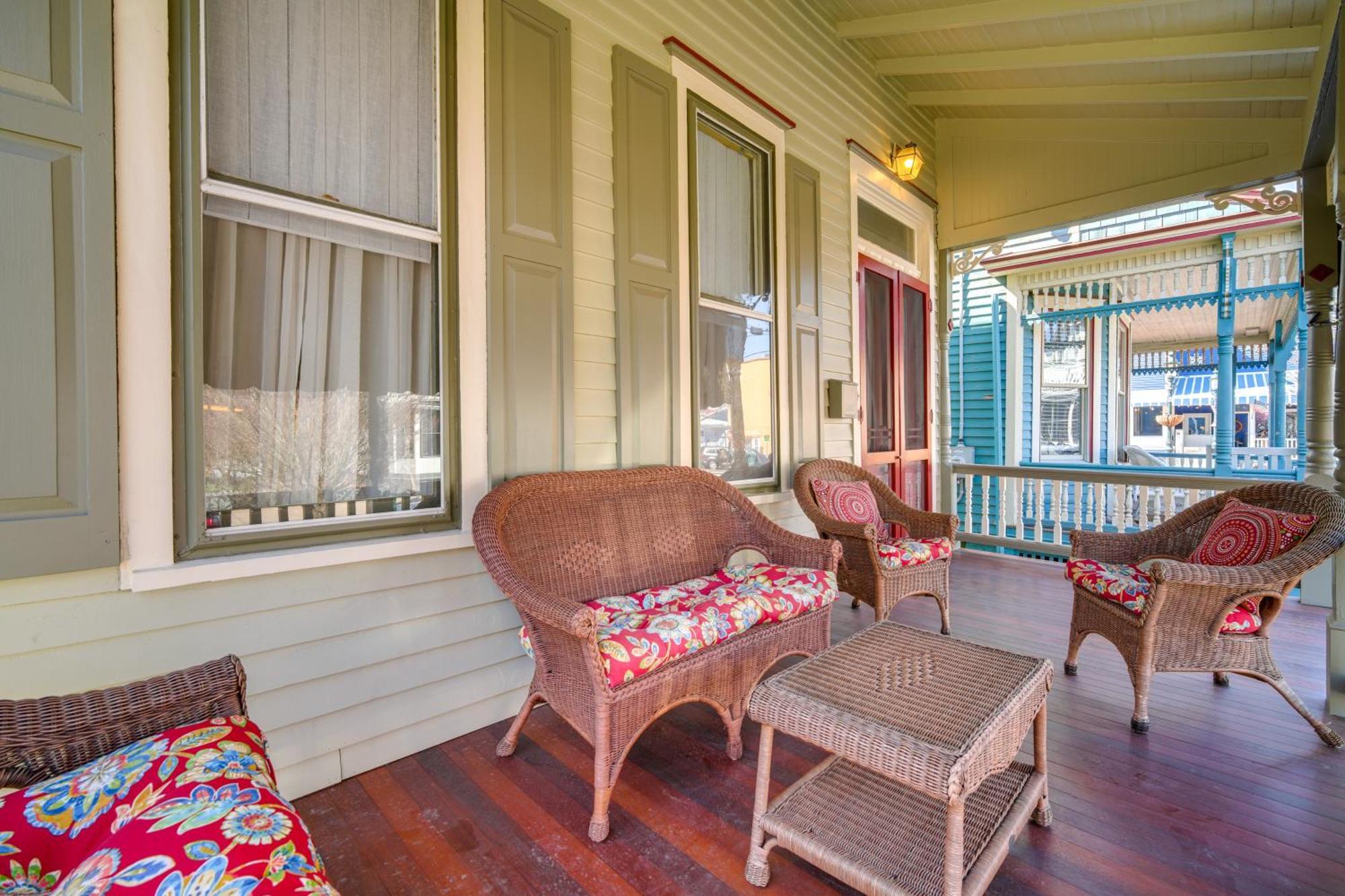 Walk To Cape With Screened Patio! Holiday home