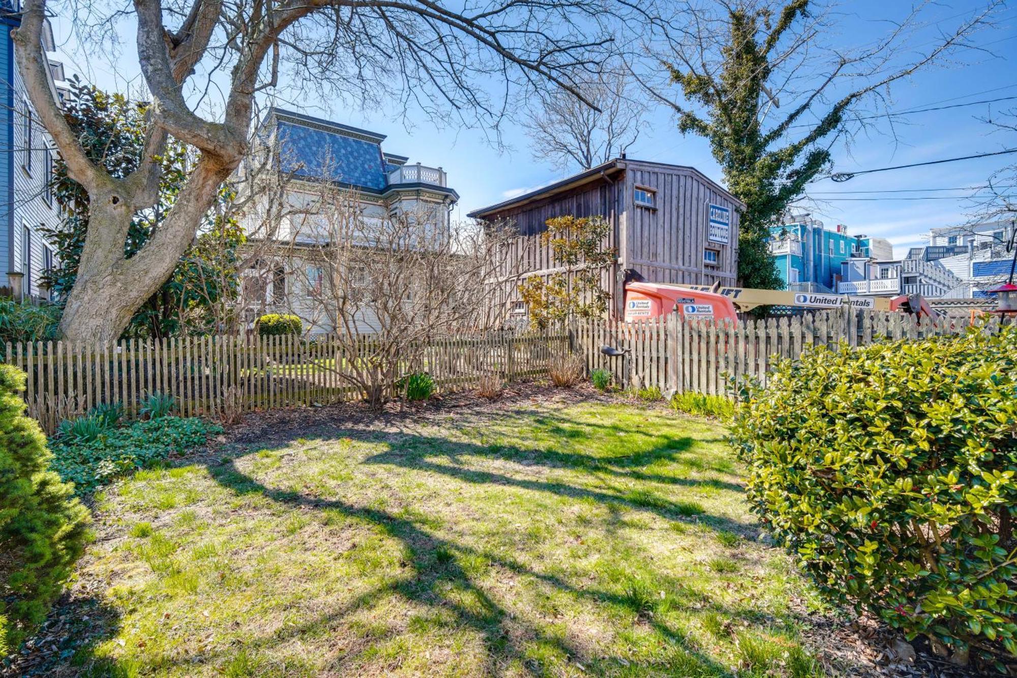 Walk To Cape With Screened Patio! *