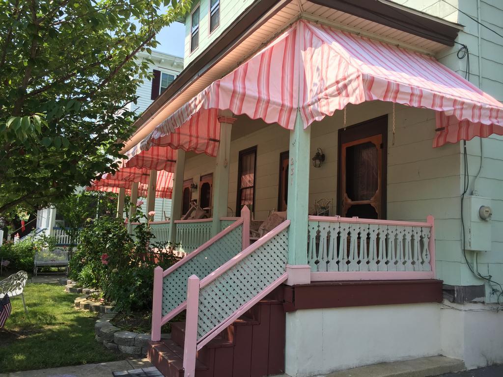 First Floor, 2 Bedrm 1 Bath Sleeps 5, Parking Available, Walk To Beach And Mall Apartment