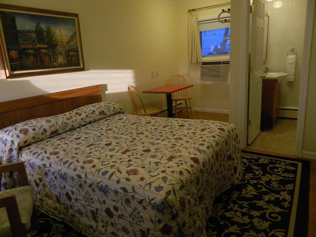 Twin Oaks Motel