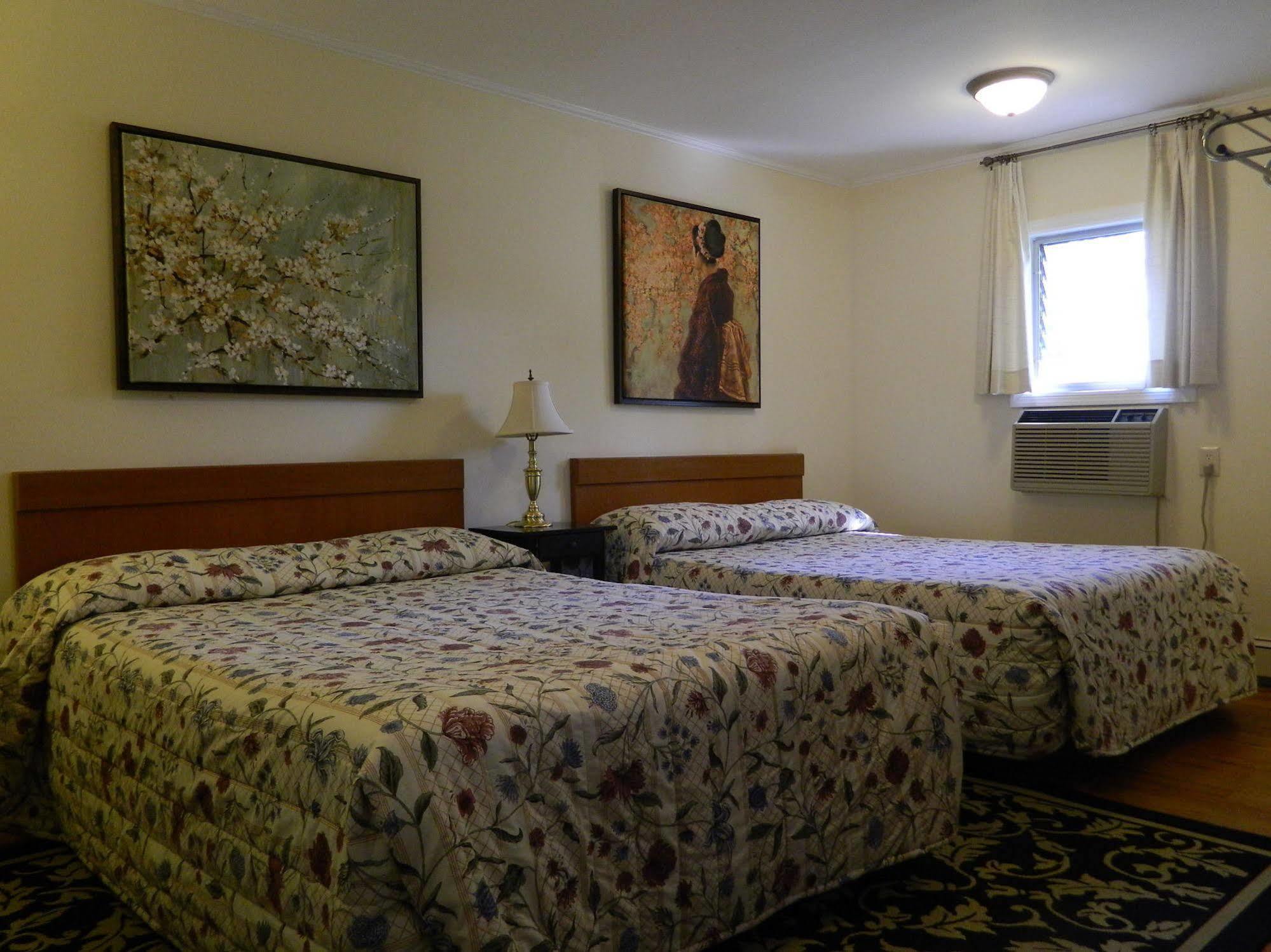 Twin Oaks Motel