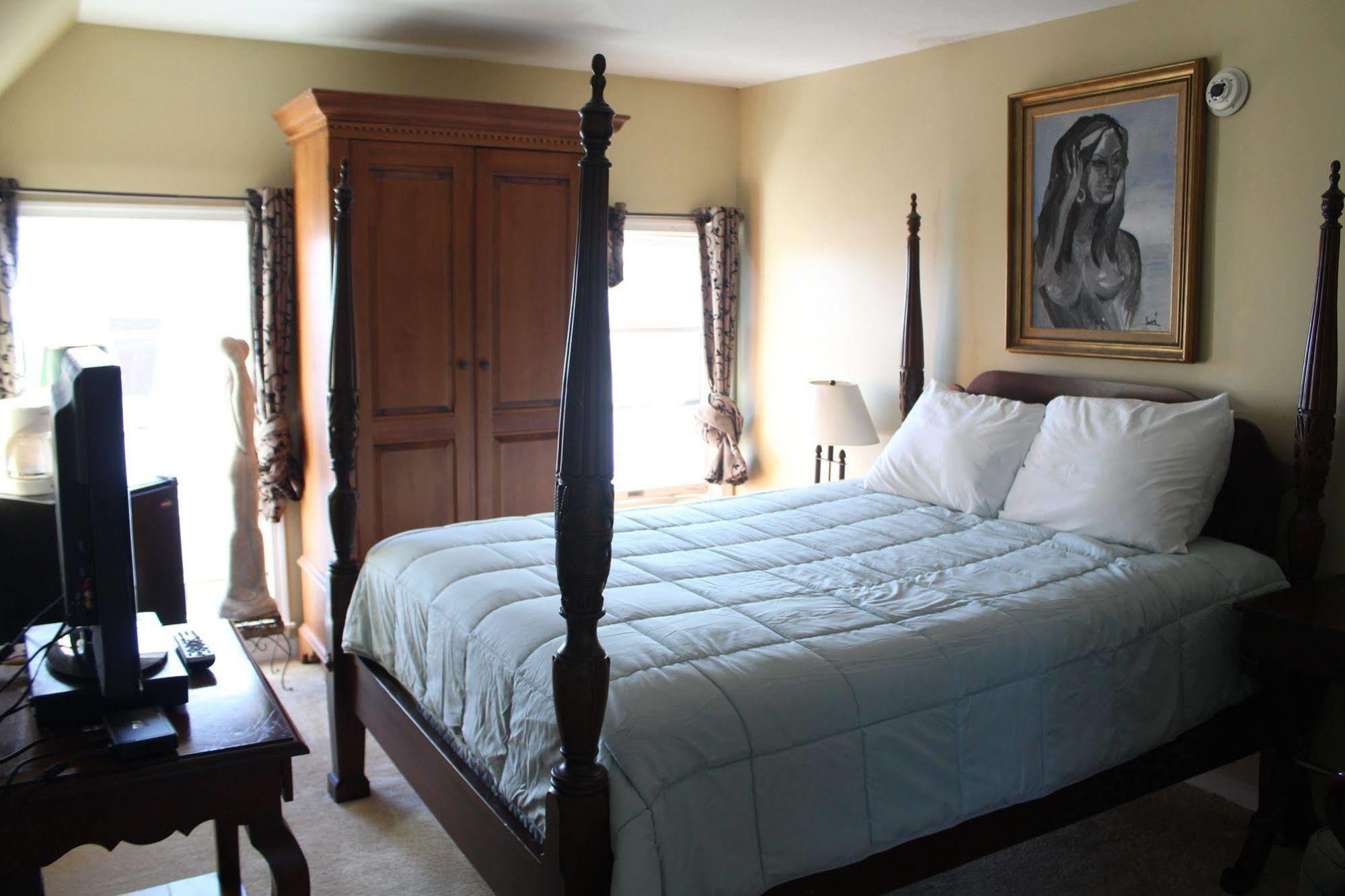 Tavern On The Bay - Frank Sinatra Hotel 4*