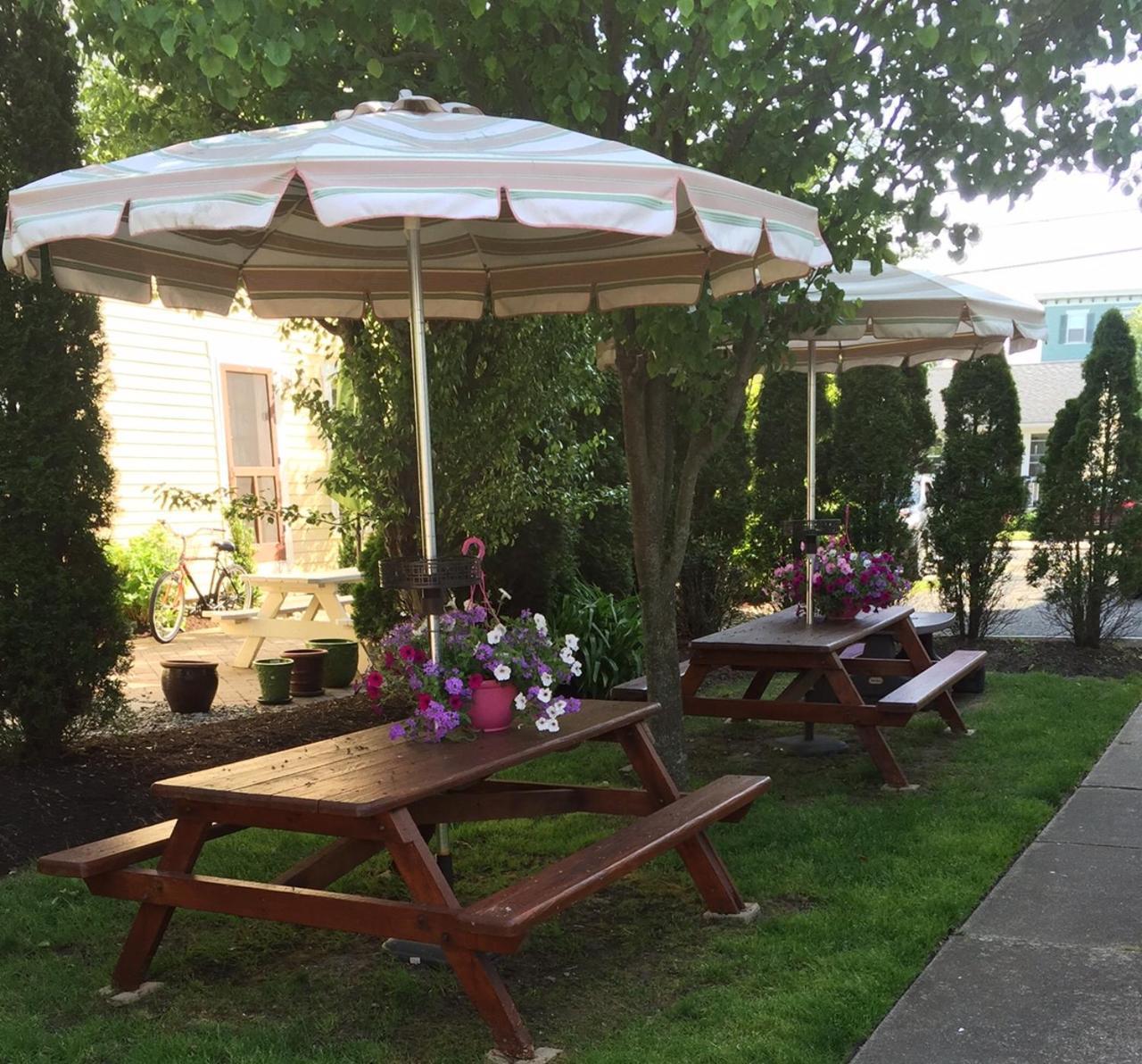 First Floor, 2 Bedrm 1 Bath Sleeps 5, Parking Available, Walk To Beach And Mall Apartment Cape May