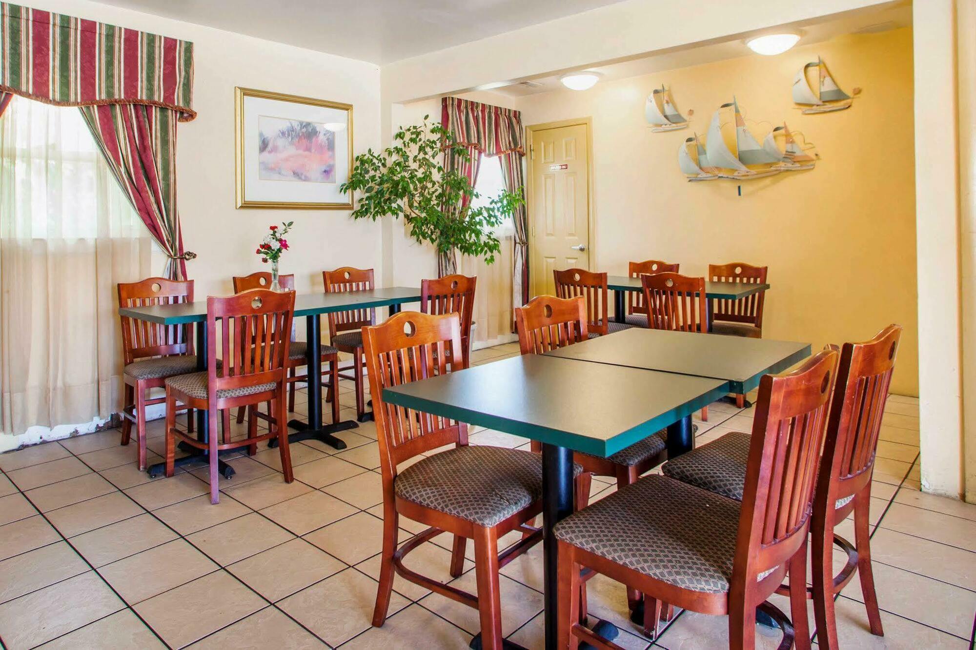 Econo Lodge *