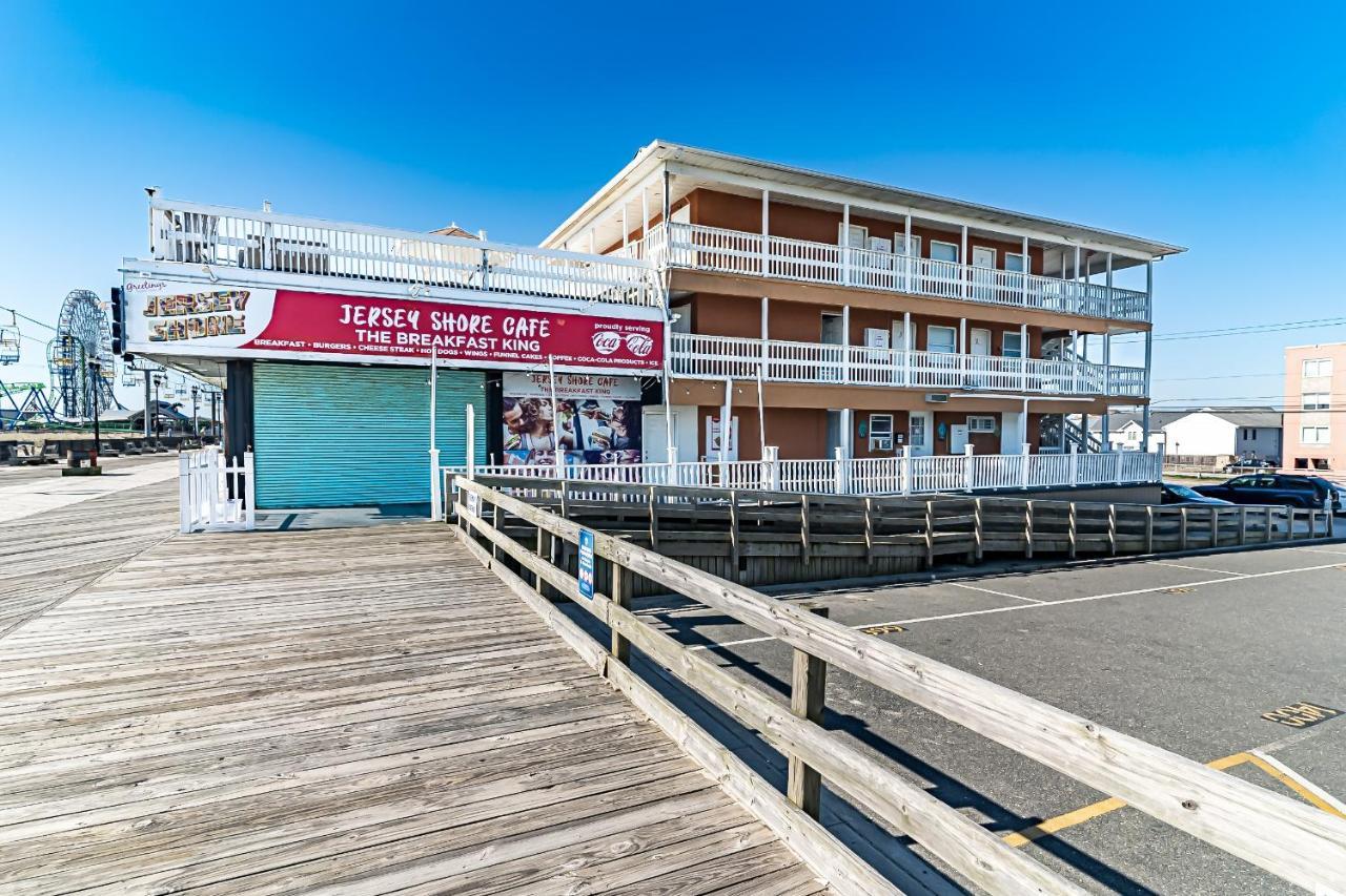 Hotel Boardwalk Charlee & Oceanfront